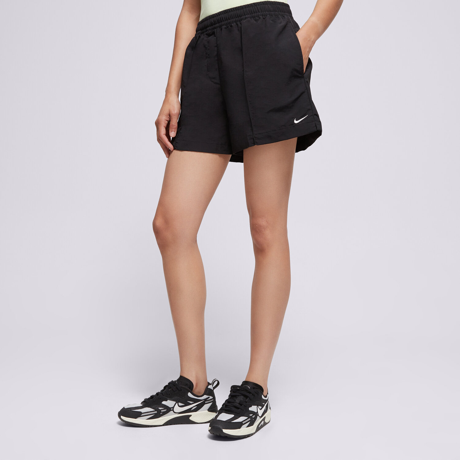 Femei pantaloni scurți NIKE PANTALONI SCURȚI W NSW ESSNTL MR 5IN WVN SHRT FV6622-010 Negru