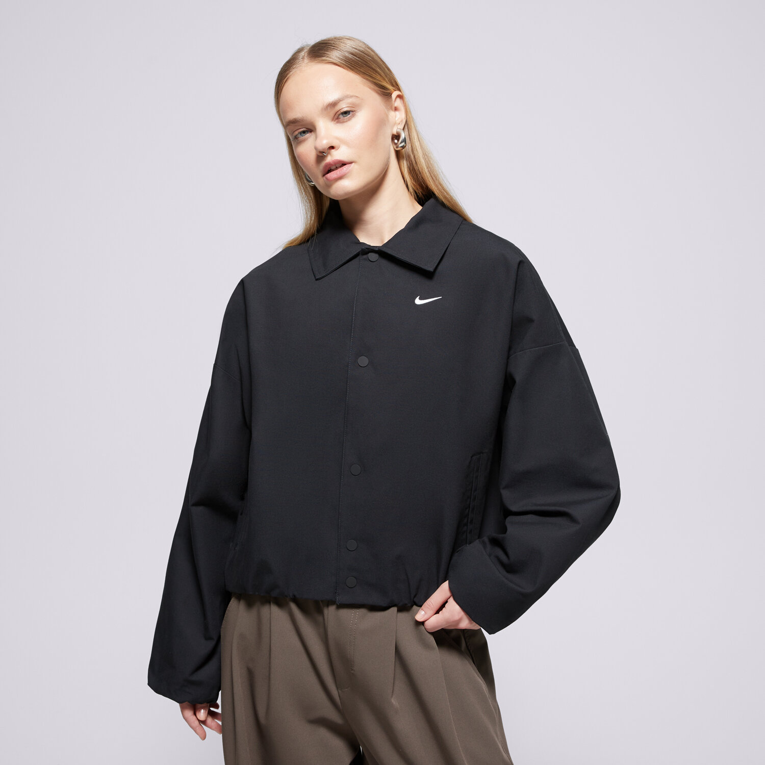 Femei jachetă NIKE SCURTĂ W NSW STREET WVN COACH JKT HV1968-010 Negru