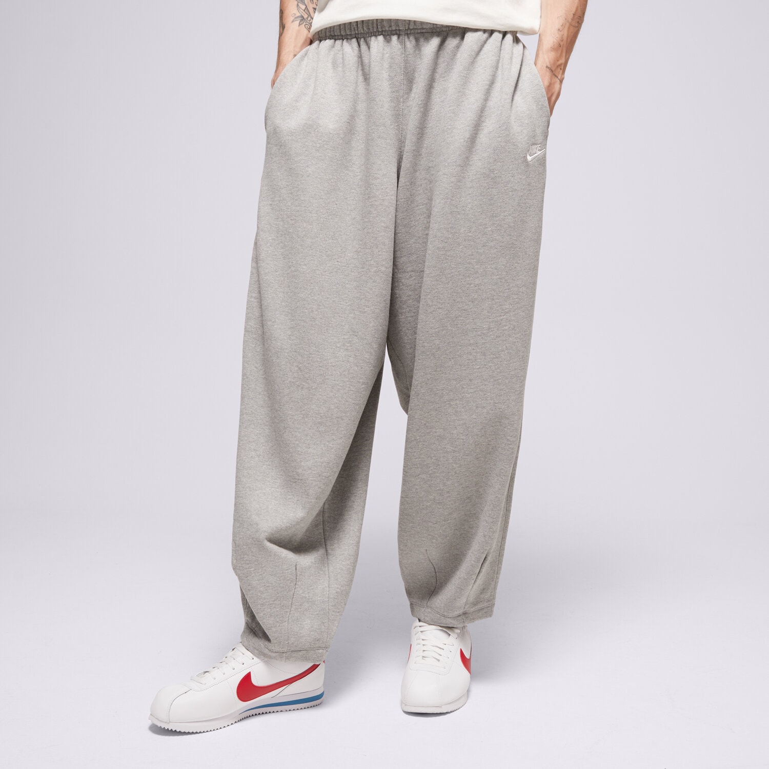 Bărbați pantaloni NIKE PANTALONI  M NK CLUB FT OVERSIZED PANT HJ1822-063 Gri