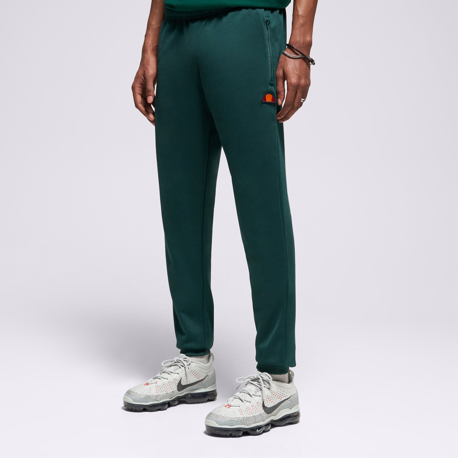 Bărbați pantaloni ELLESSE PANTALONI  BERTONI TRACK PANT DGREEN SHR04351502 Verde