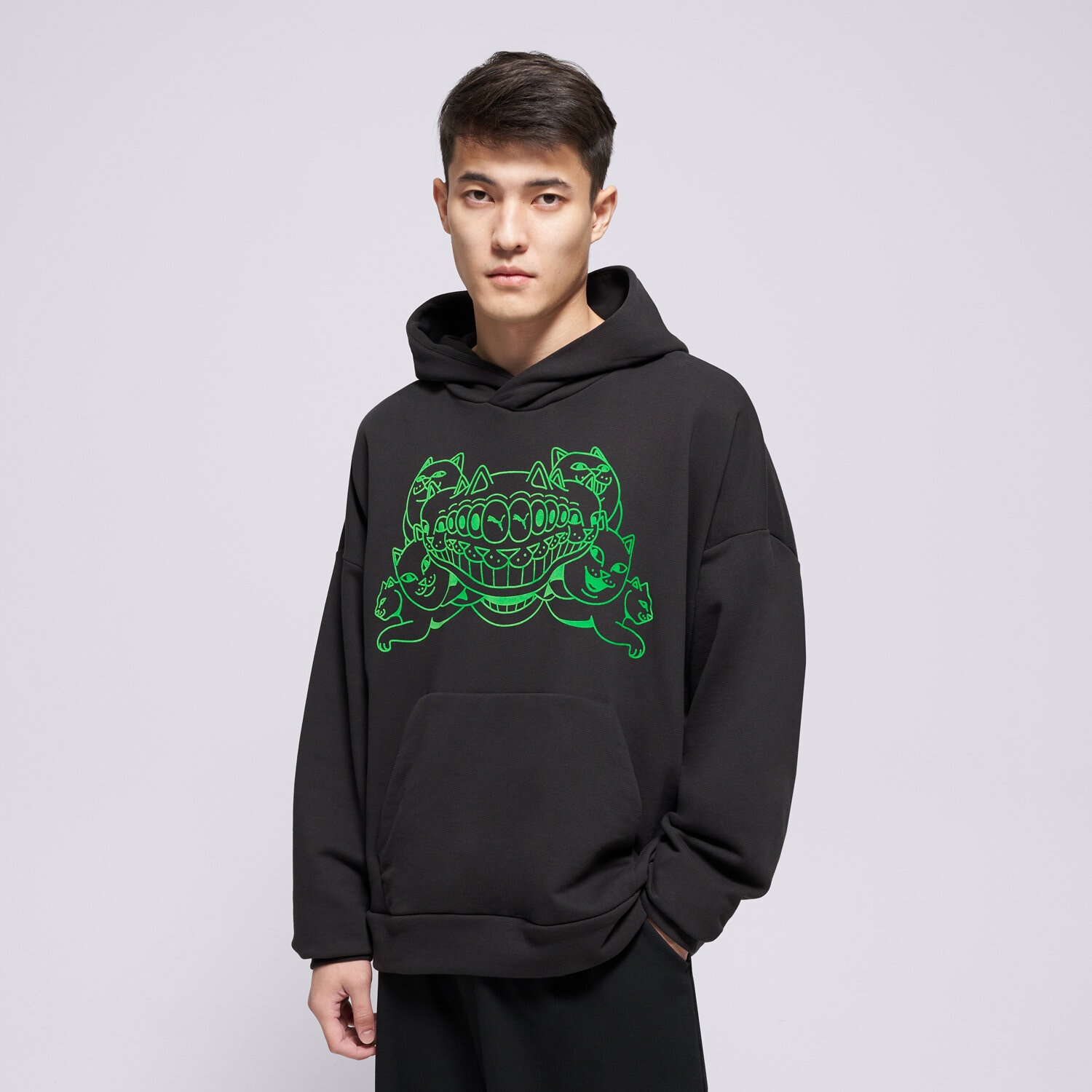 Bărbați bluză PUMA BLUZĂ CU GLUGĂ PUMA X RIPNDIP GRAPHIC HOODIE TR 632414 01 Negru
