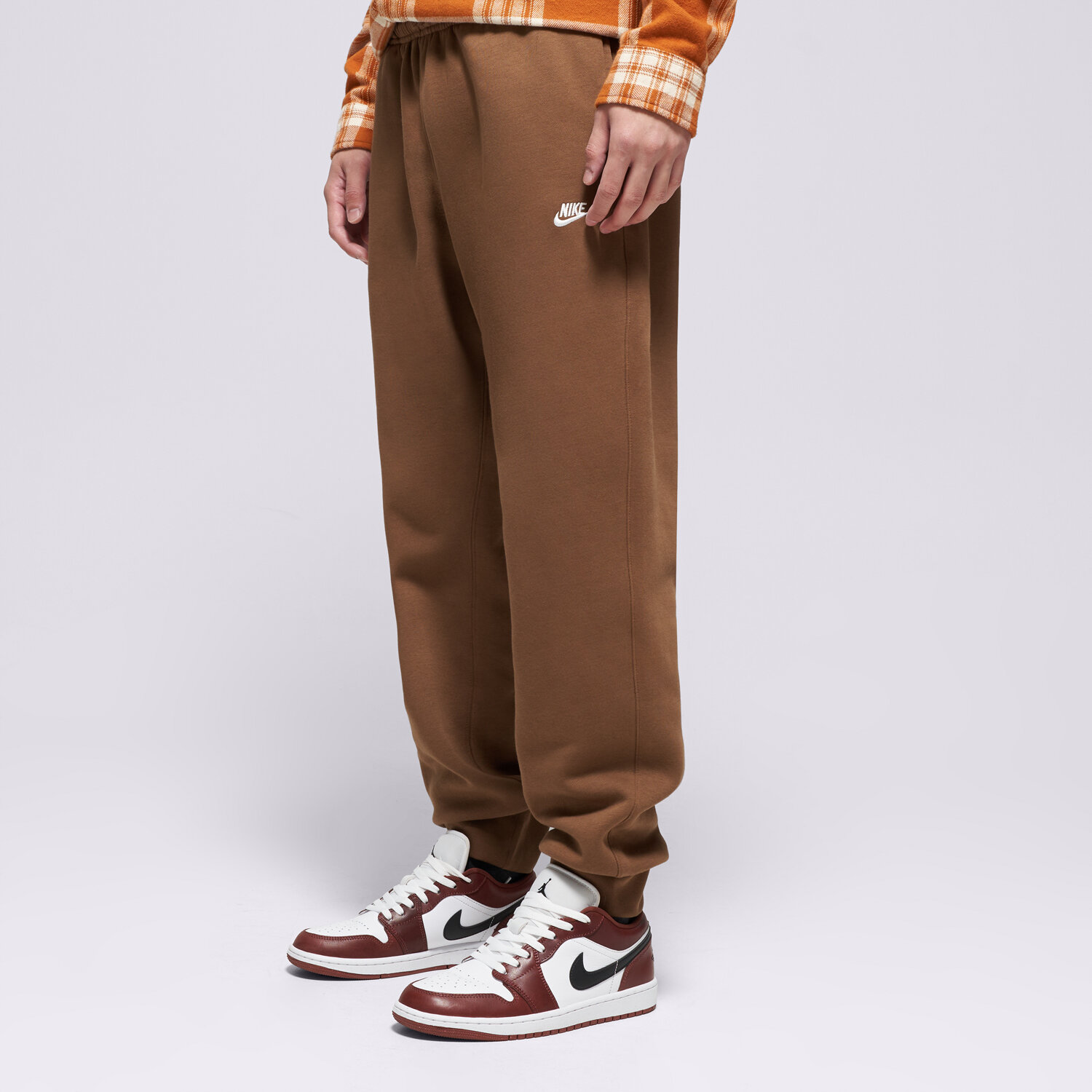 Bărbați pantaloni NIKE PANTALONI  M NK CLUB BB JOGGER FN3787-235 Maro