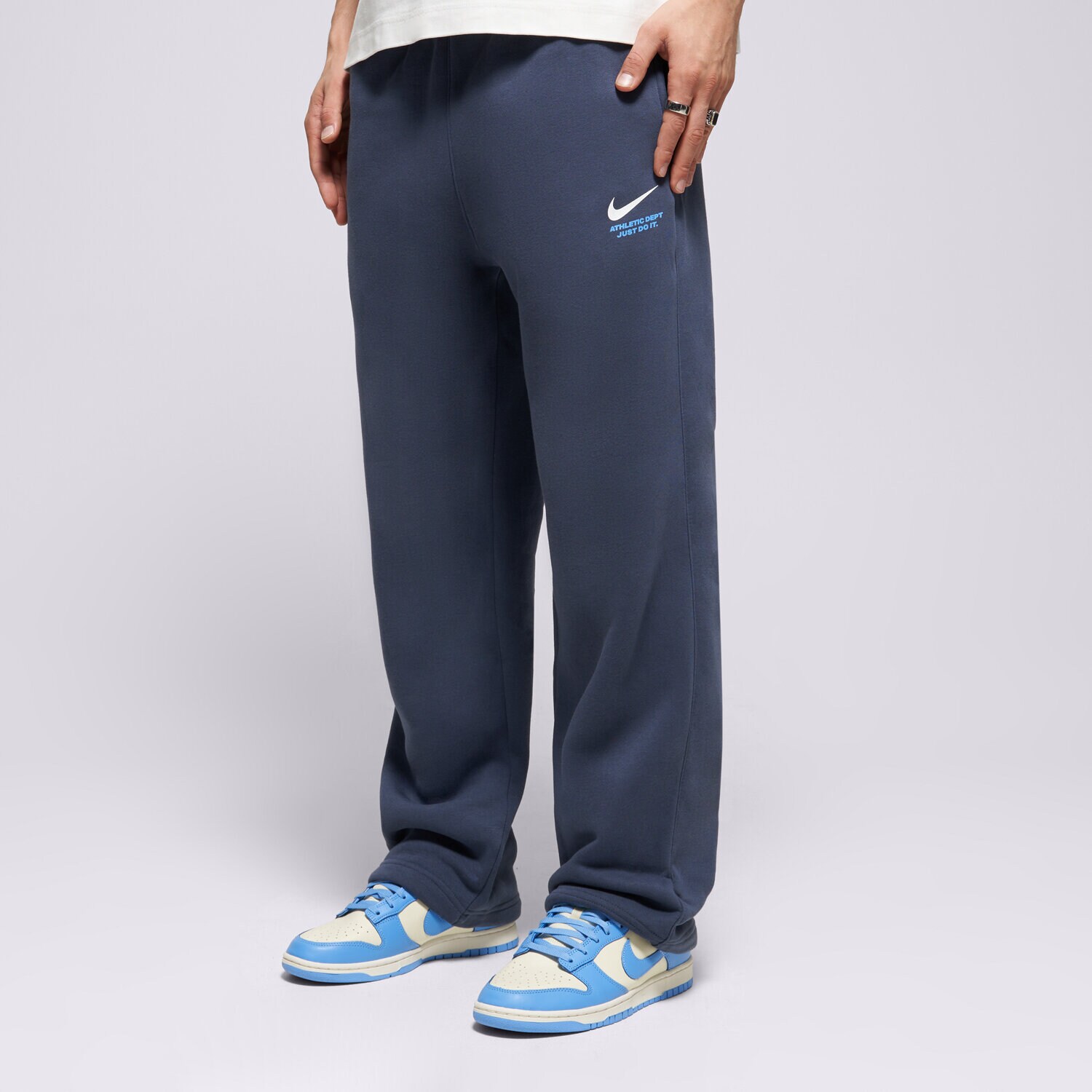 Bărbați pantaloni NIKE PANTALONI  M NK CLUB BB FLC BOTTOM SILHO IQ2759-437 Bleumarin