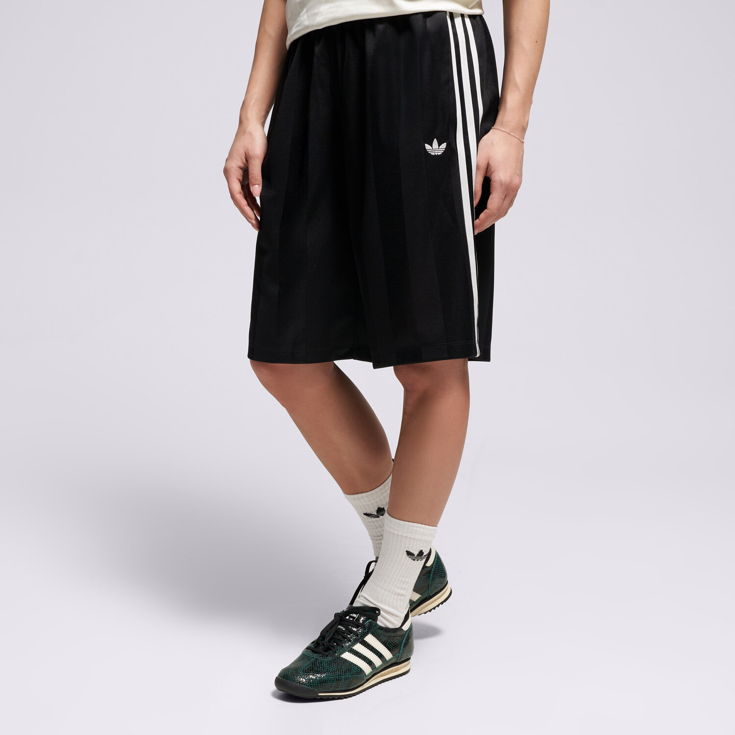 Femei pantaloni scurți ADIDAS PANTALONI SCURȚI 3S JAQUARD JORT KD2911 Negru
