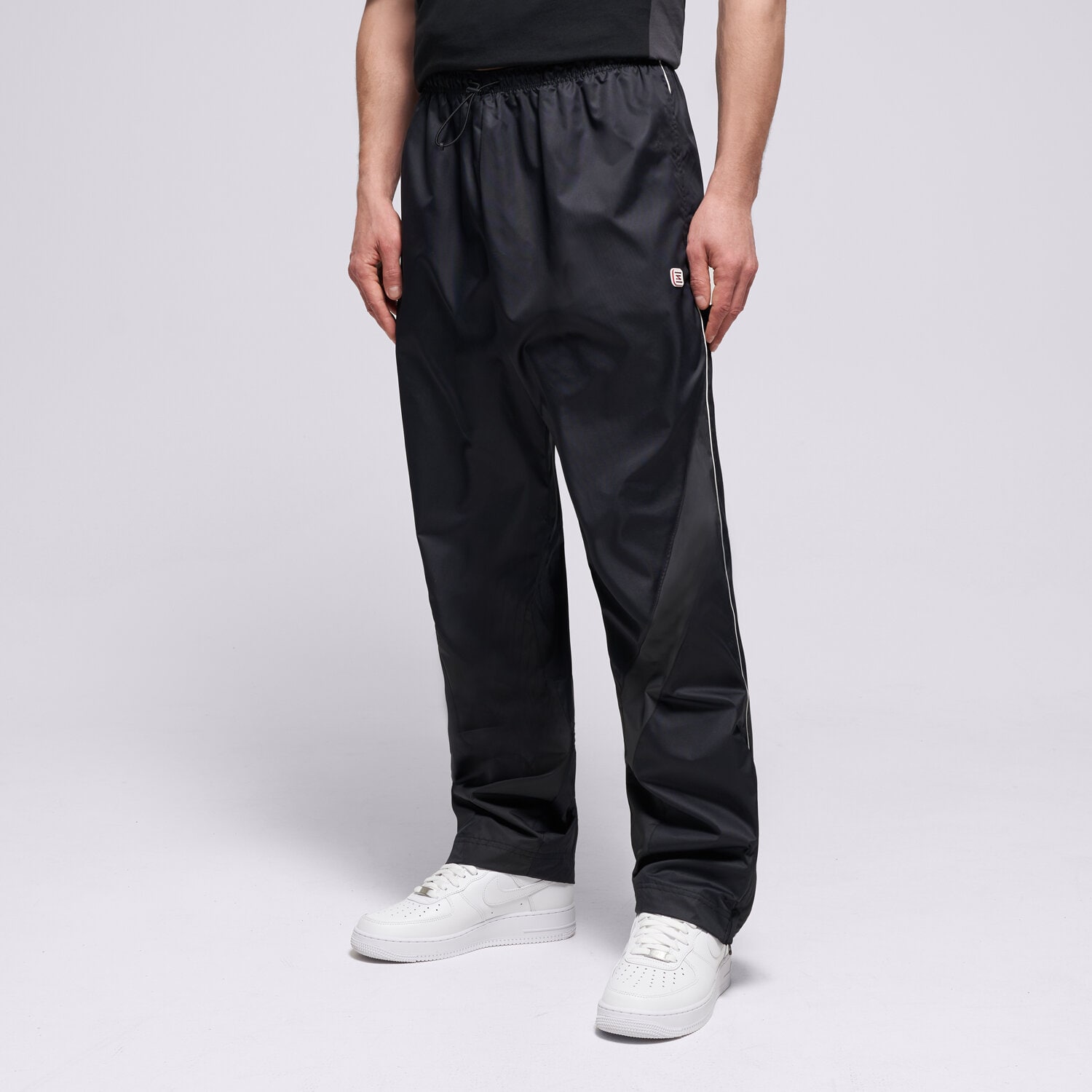 Bărbați pantaloni NIKE PANTALONI  M NSW WVN PANT SHOX IH0653-010 Negru