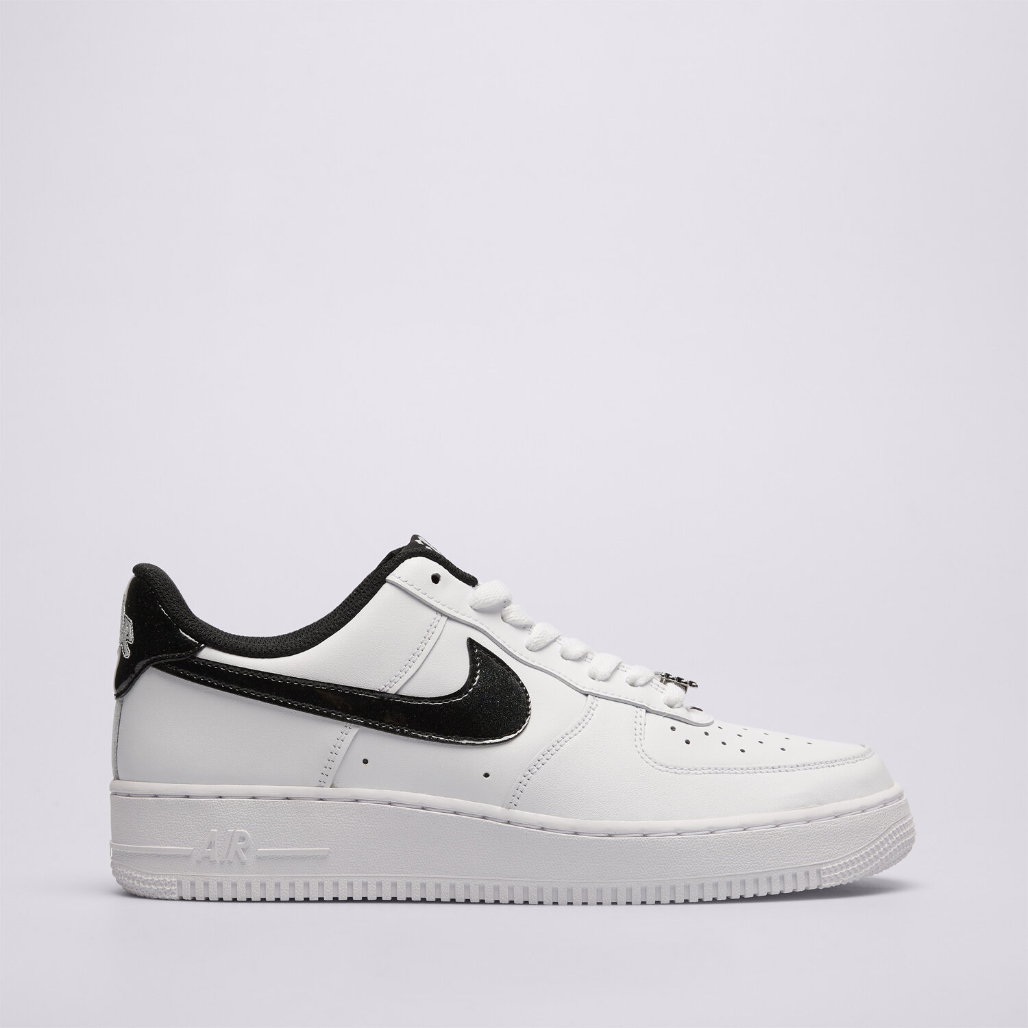 Barbați pantofi sport NIKE AIR FORCE 1 '07 EMB HF2898-101 Alb