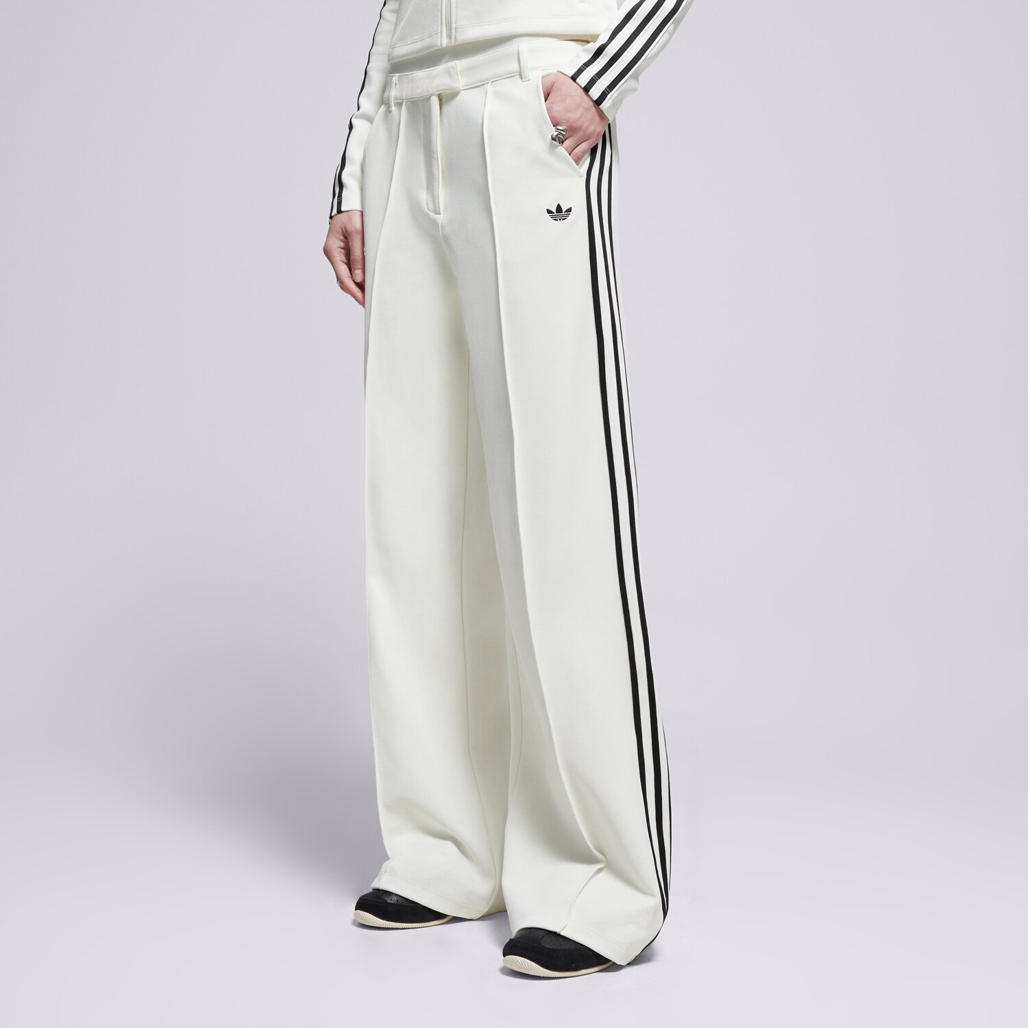 Femei pantaloni ADIDAS PANTALONI  MANAGER PANTS KC9089 cremă