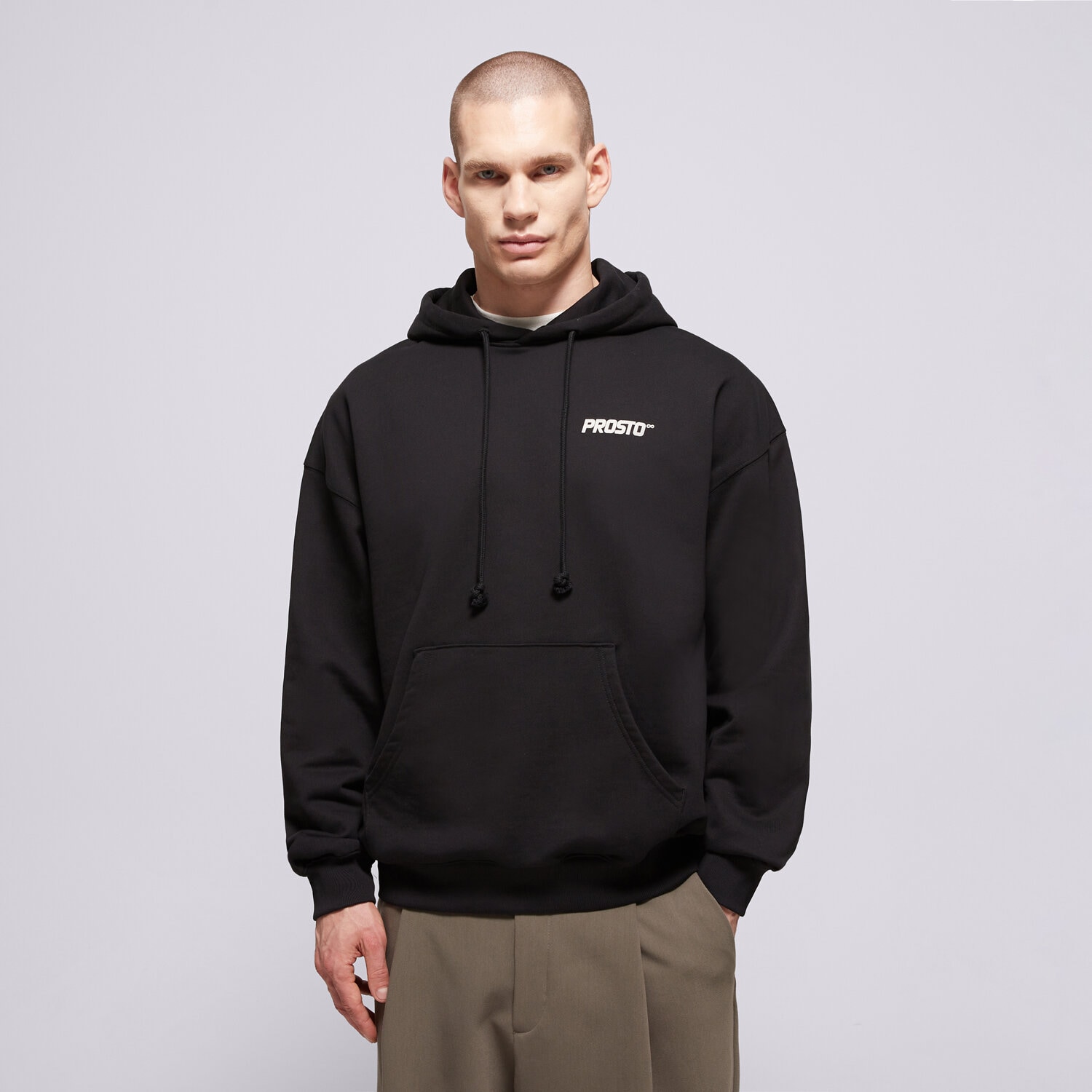 Bărbați bluză PROSTO BLUZĂ CU GLUGĂ HOODIE WEAR THE STREET BLACK KL261MSWE2141 Negru