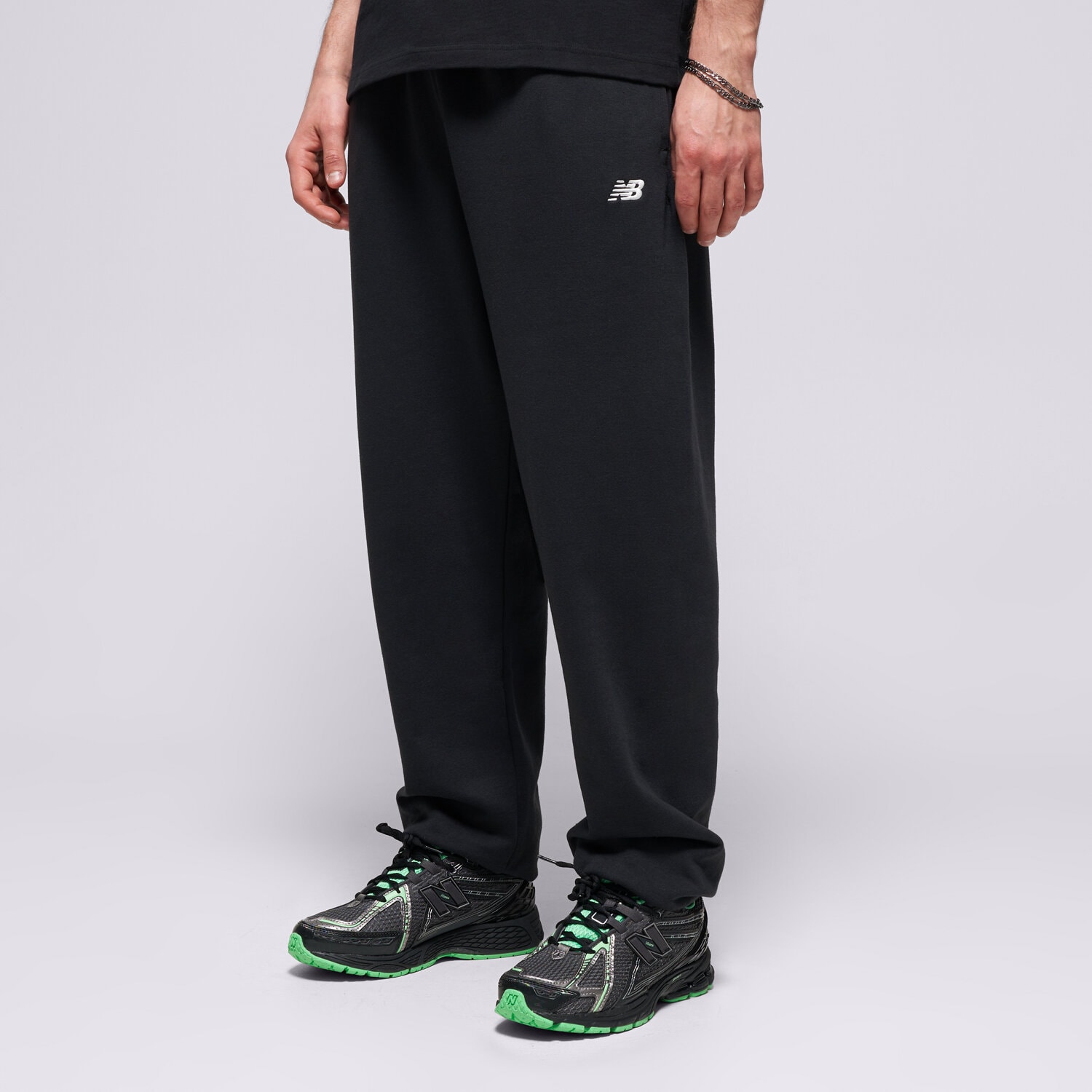 Bărbați pantaloni NEW BALANCE PANTALONI  SPORT ESSENTIALS FRENCH TERRY JOGGER MP41519BK Negru