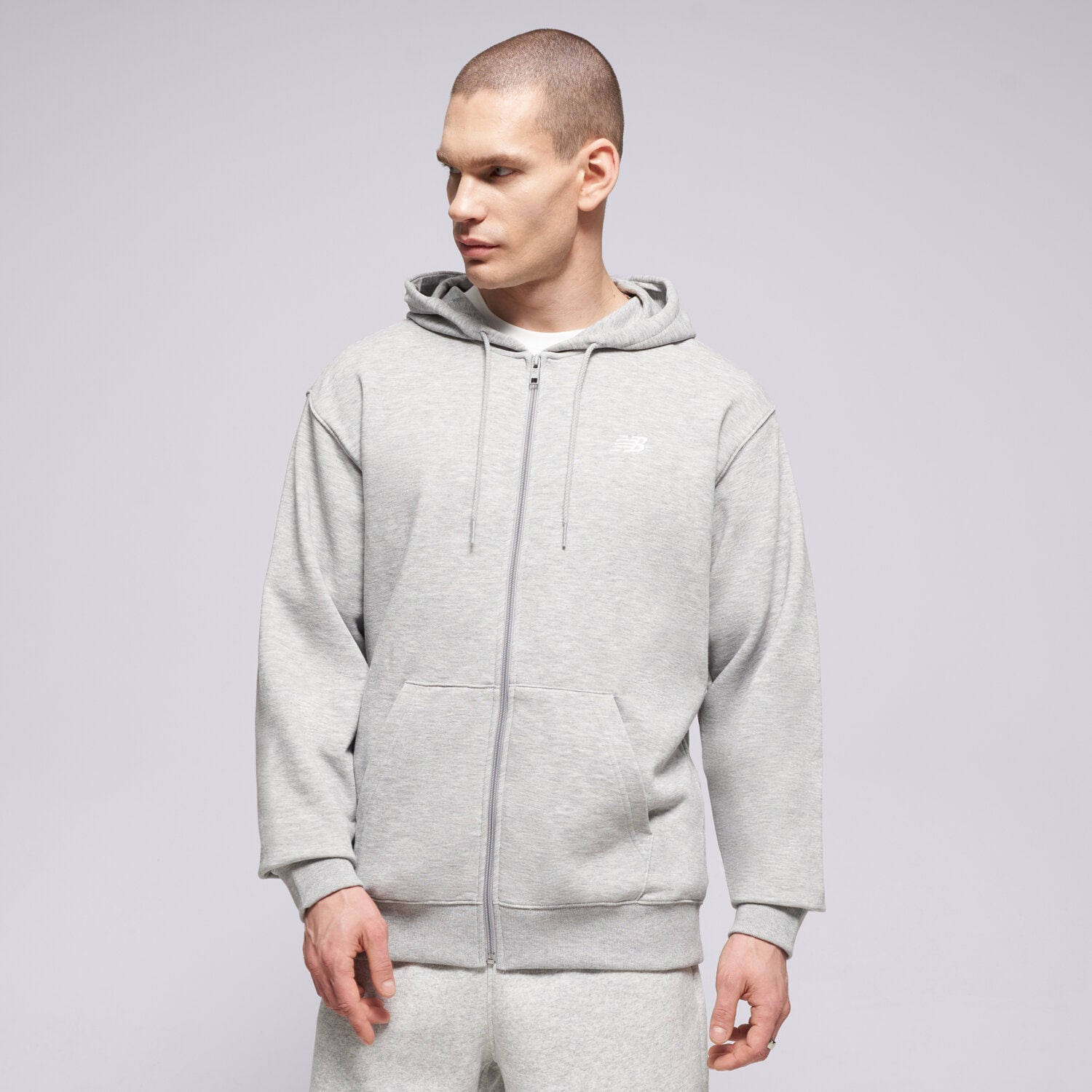 Bărbați bluză NEW BALANCE BLUZĂ SPORT ESSENTIALS LOGO FRENCH TERRY FULL ZI MJ41501AG Gri