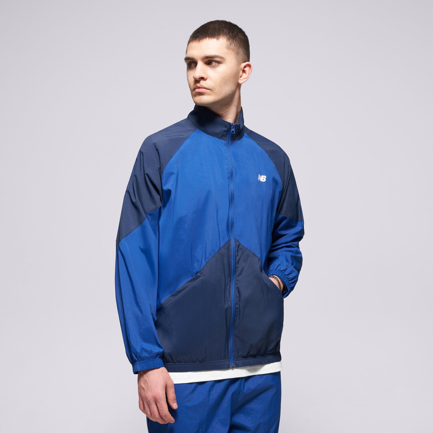 Bărbați jachetă NEW BALANCE JACHETĂ POLIAMIDĂ SPORT LEGACY JACKET MJ61J73YNNY Bleumarin