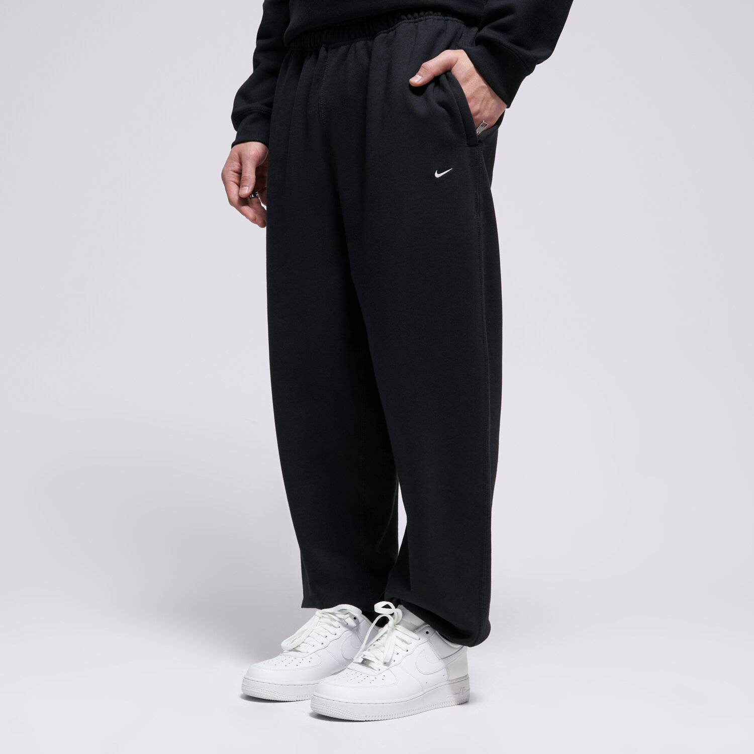 Bărbați pantaloni NIKE PANTALONI  M NL SOLO SWSH BB CF PANT HV1088-010 Negru