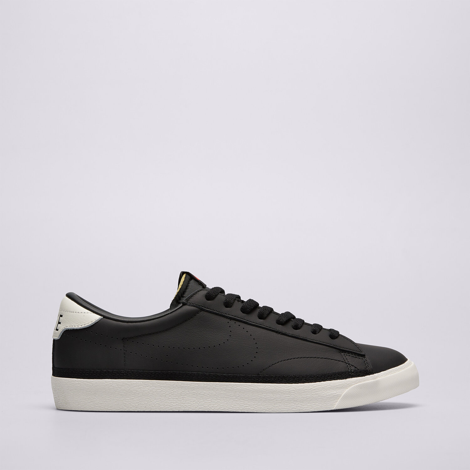 Bărbați șlapi NIKE TENNIS CLASSIC AC IO1738-001 Negru