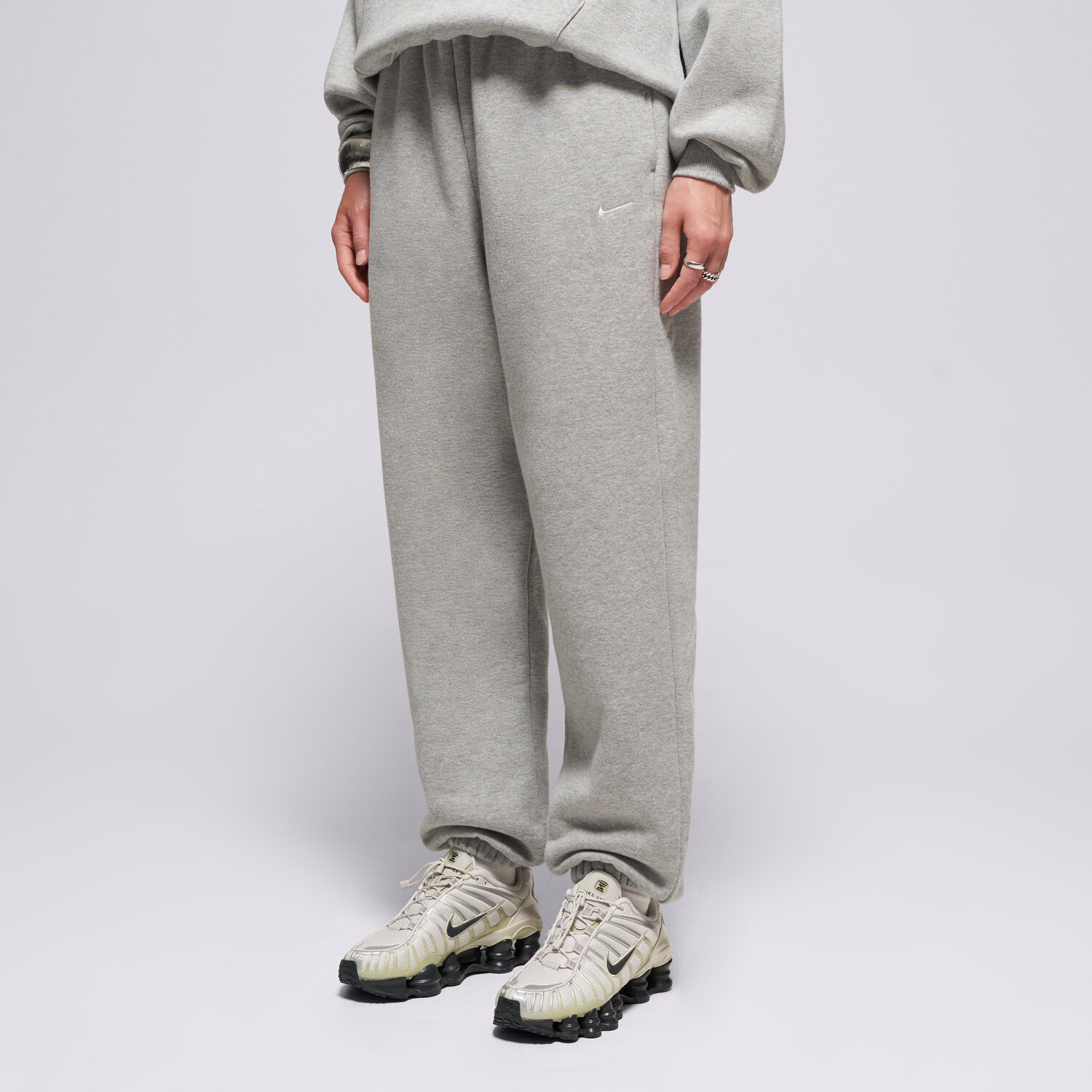 Femei pantaloni NIKE PANTALONI  W NK STDO FLC MW HR OS CFF PNT IM8074-063 Gri