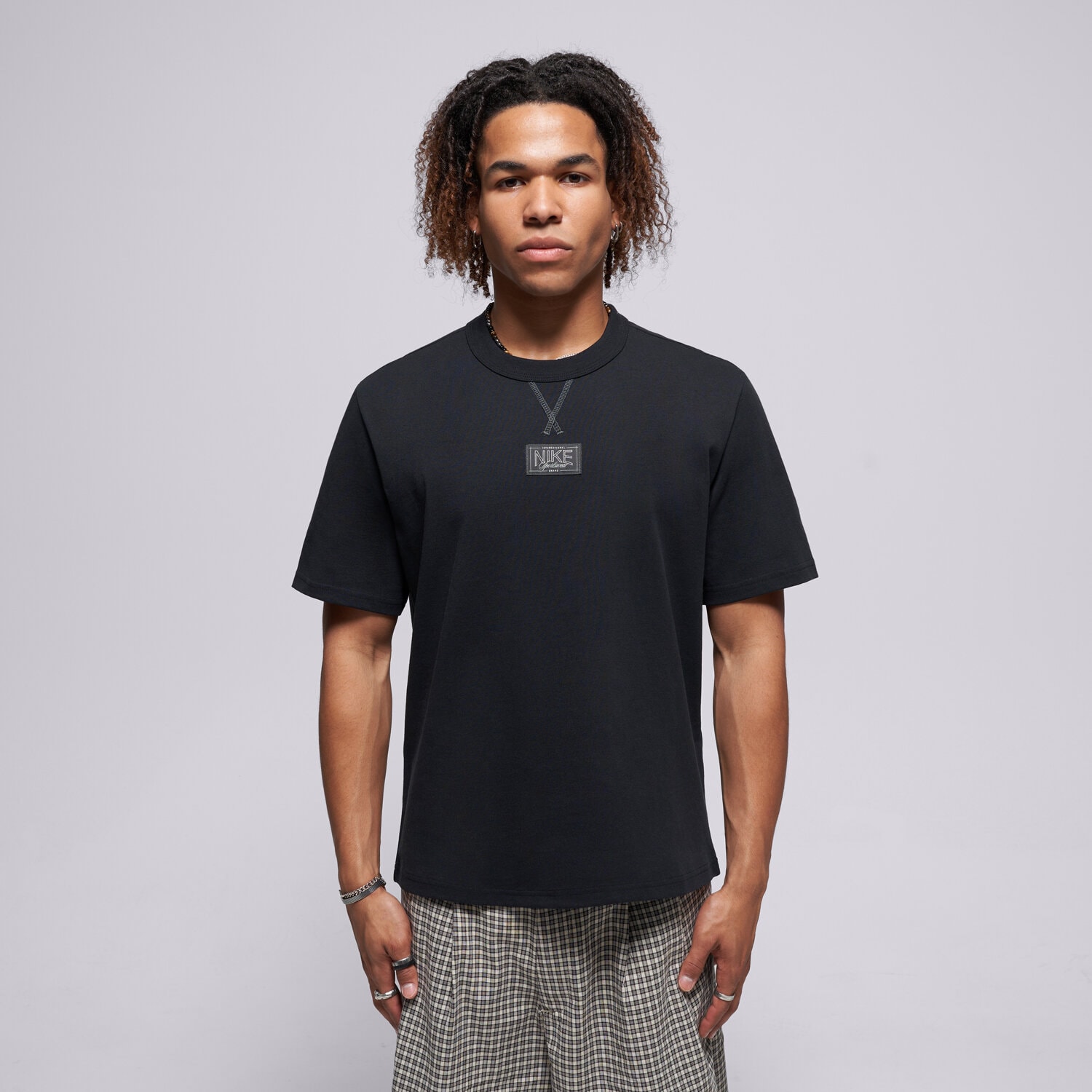 Bărbați tricou NIKE TRICOU U NSW TEE TAILORED PREM PATCH IH1349-010 Negru