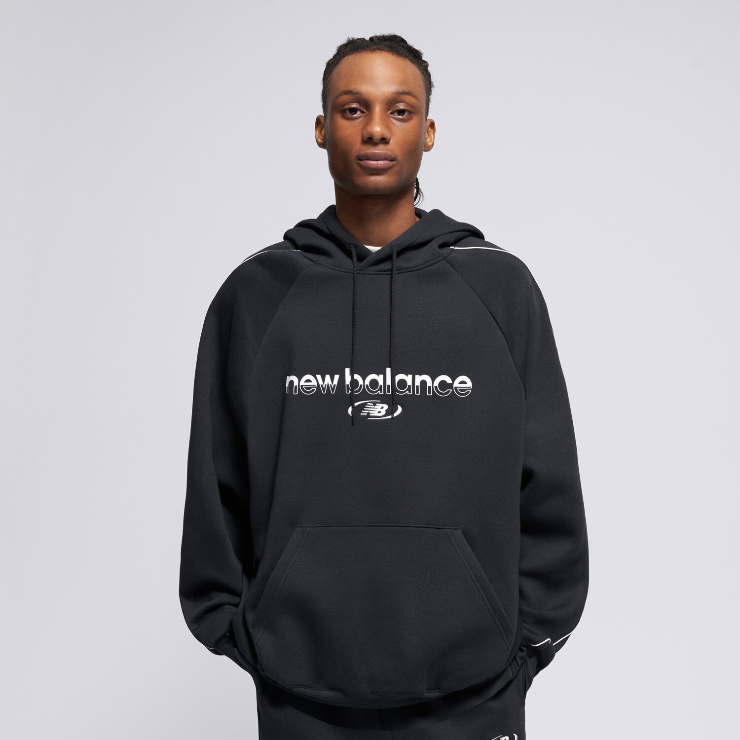 Bărbați bluză NEW BALANCE BLUZĂ HANORAC TRACKSIDE FLEECE HOODIE MT62Y14PBK Negru
