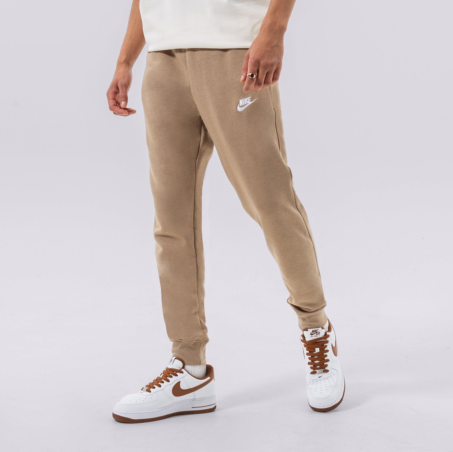 Bărbați pantaloni NIKE PANTALONI  NIKE SPORTSWEAR CLUB FLEECE BV2671-247 Bej