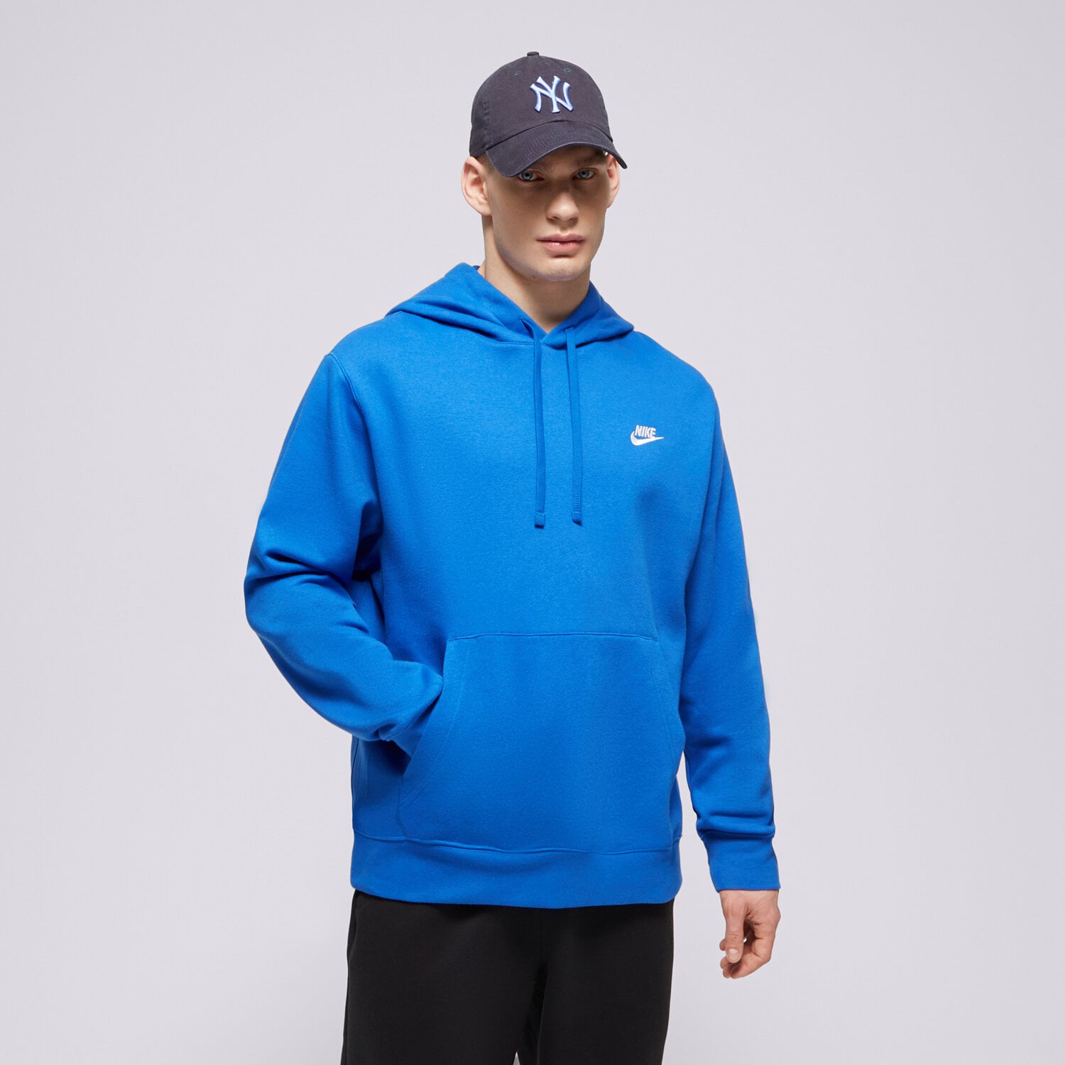 Bărbați bluză NIKE BLUZĂ CU GLUGĂ SPORTSWEAR CLUB FLEECE BV2654-480 Albastru