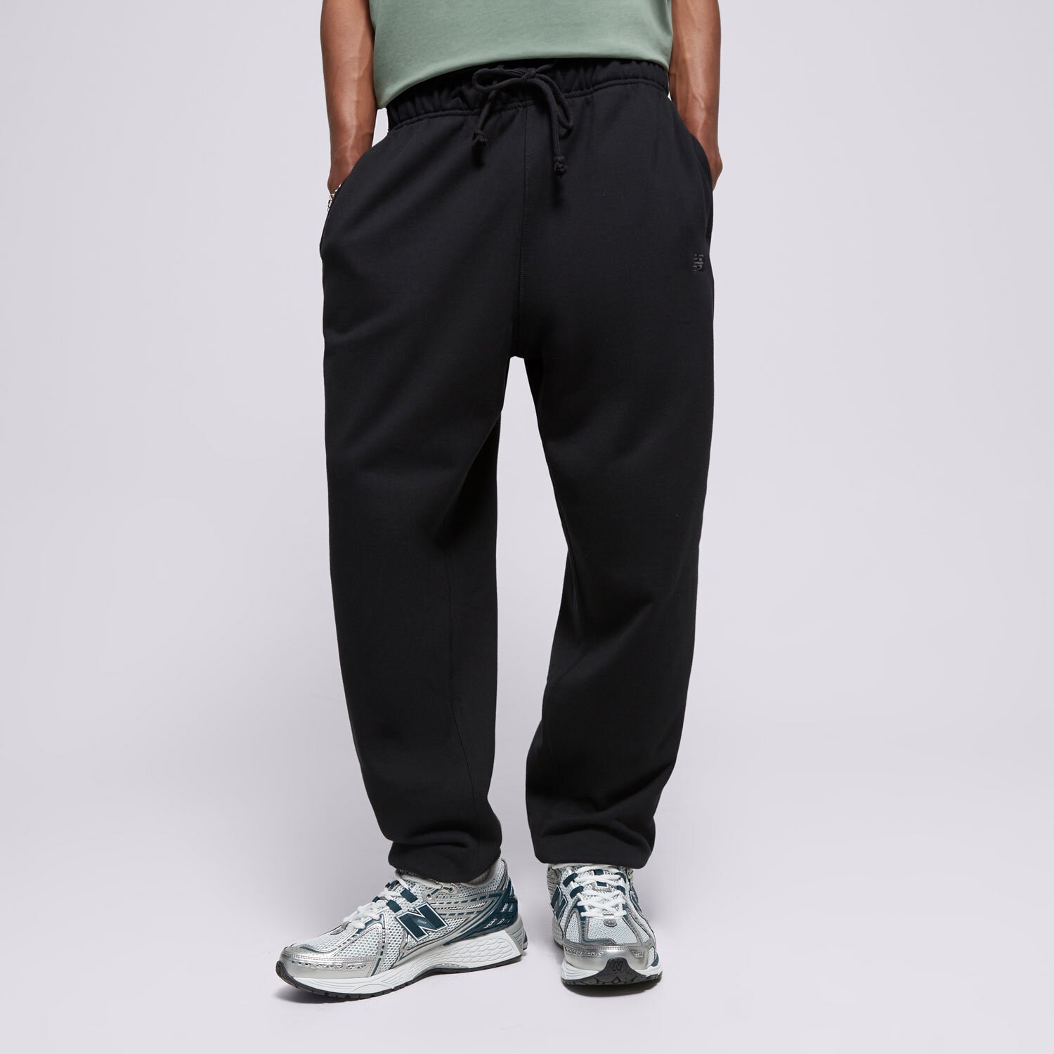 Bărbați pantaloni NEW BALANCE PANTALONI  ATHLETICS   FRENCH TERRY JOGGER MP41508BK Negru