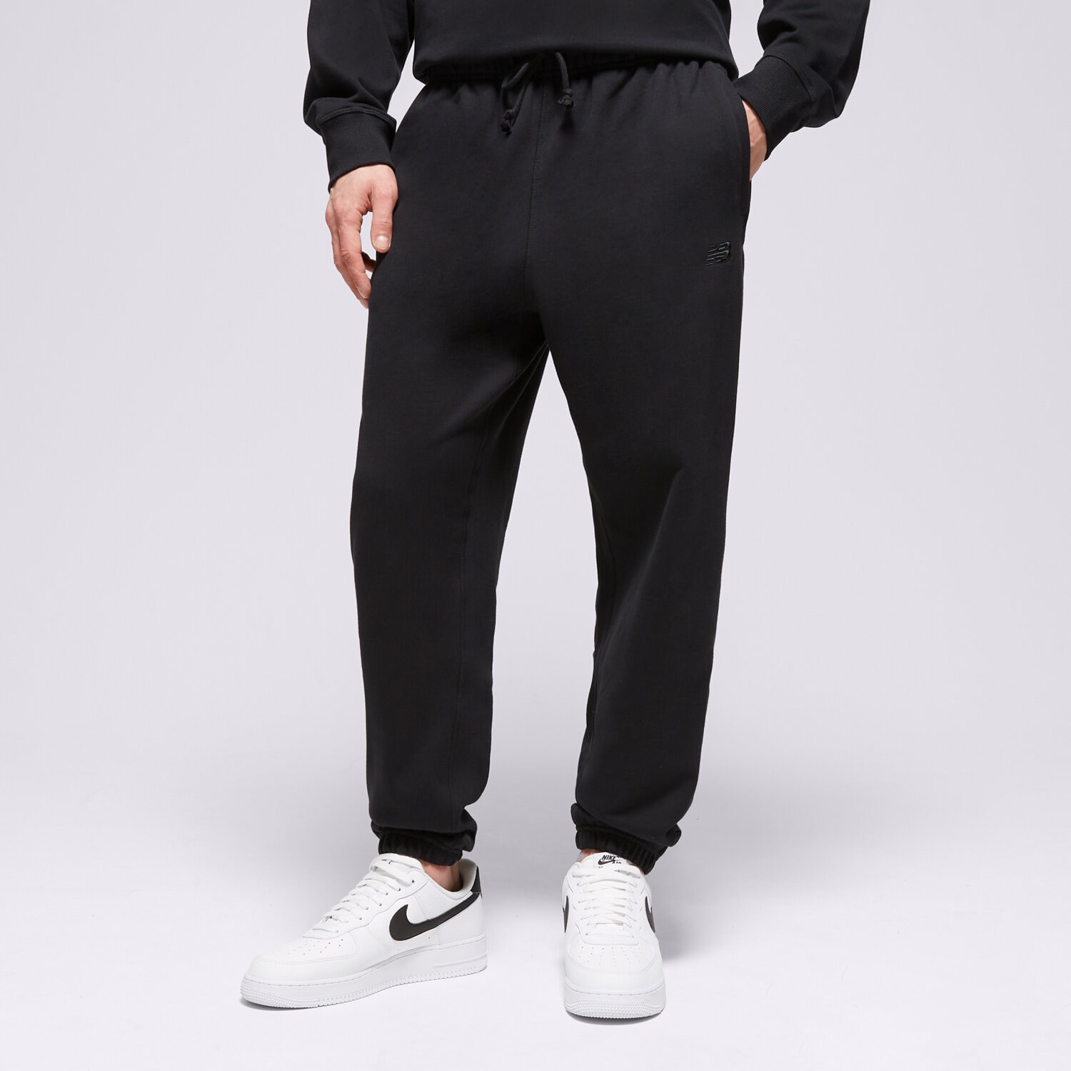 Bărbați pantaloni NEW BALANCE PANTALONI  ATHLETICS   FRENCH TERRY JOGGER MP41508BK Negru