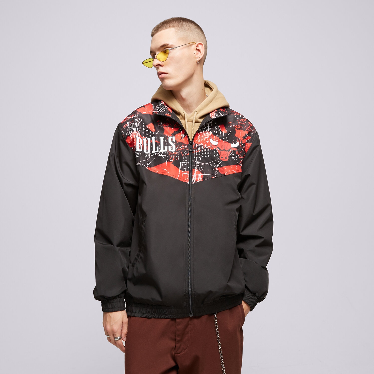 Bărbați jachetă NEW ERA JACHETĂ POLIAMIDĂ AOP PANEL BULLS CHICAGO BULLS 60332140 Negru