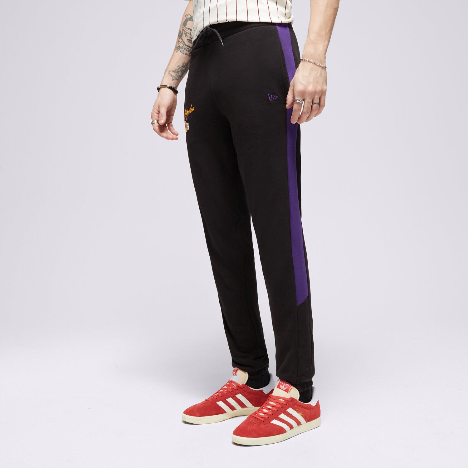 Bărbați pantaloni NEW ERA PANTALONI  SCRIPT JOGGER LAKERS LOS ANGELES LAKERS 60332192 Negru
