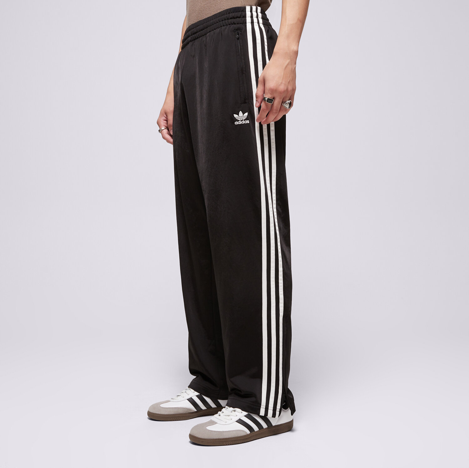 Bărbați pantaloni ADIDAS PANTALONI  FIREBIRD PNT BLK IJ7055 Negru