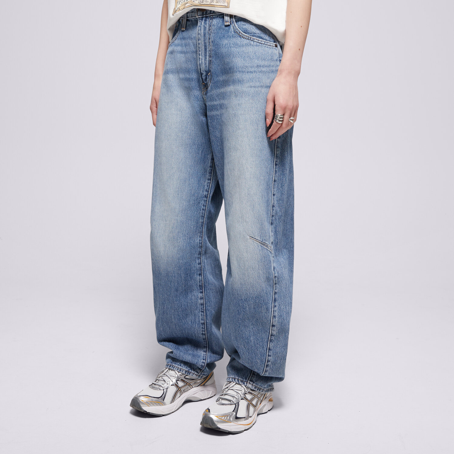 Femei pantaloni LEVI'S PANTALONI  CINCH BARREL MED INDIGO WORN IN 003V5-0002 Albastru