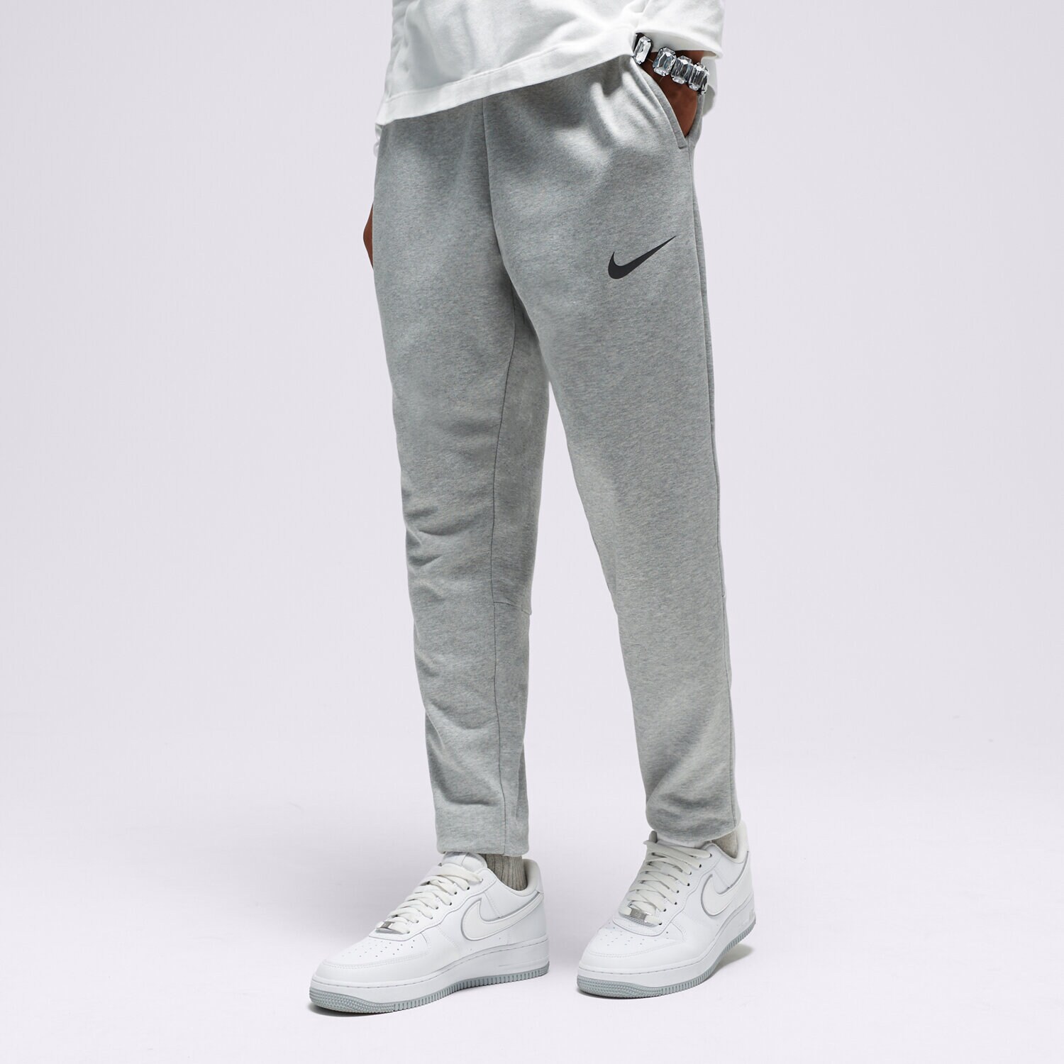 Bărbați pantaloni NIKE PANTALONI  M NK DF FLC PANT TAPER CZ6379-063 Gri