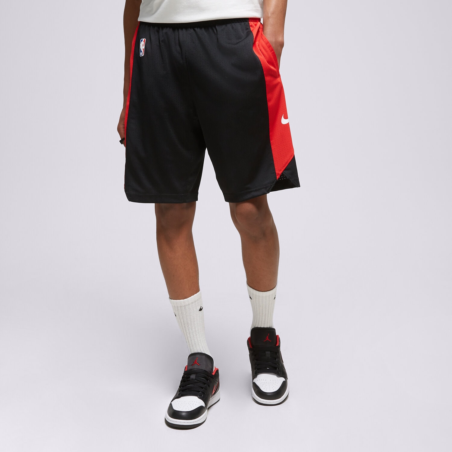 Femei pantaloni scurți NIKE PANTALONI SCURȚI CHICAGO BULLS NIKE NBA AJ5056-010 Negru