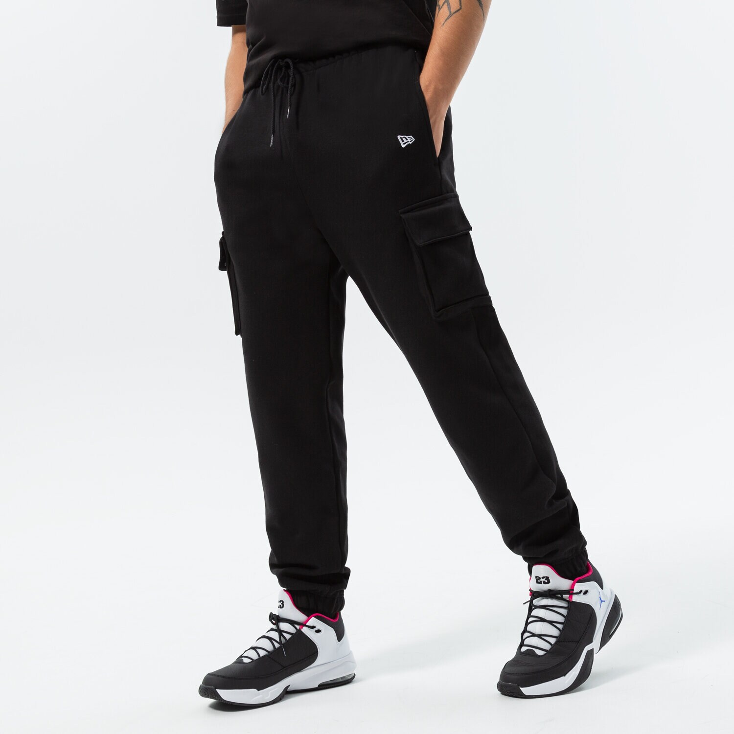 Bărbați pantaloni NEW ERA PANTALONI NE PREMIUM CARGO BLK NEW ERA BLKWHI 60284750 Negru