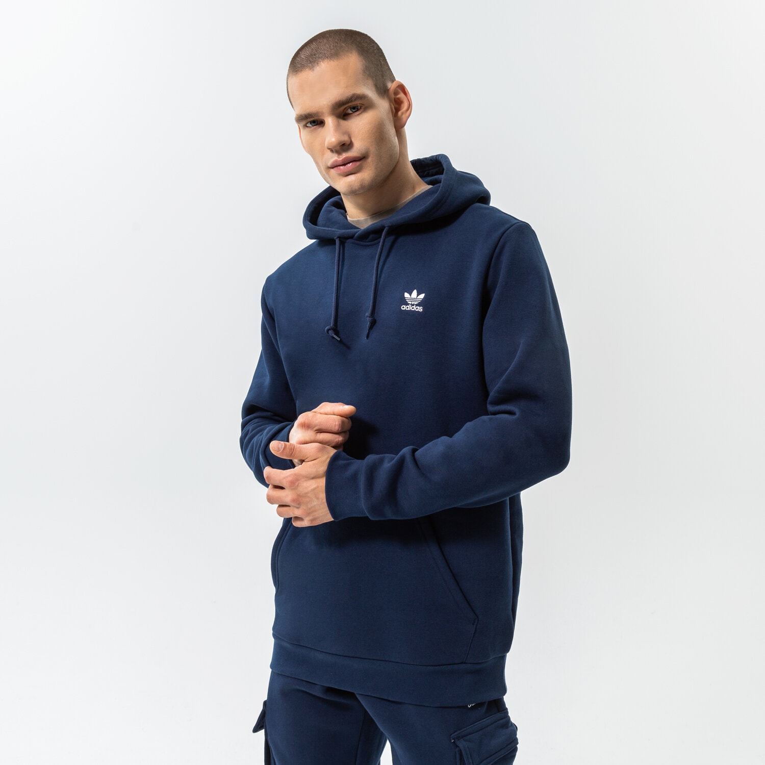 Bărbați bluză ADIDAS BLUZĂ CU GLUGĂ ESSENTIAL HOODY HK0094 Bleumarin