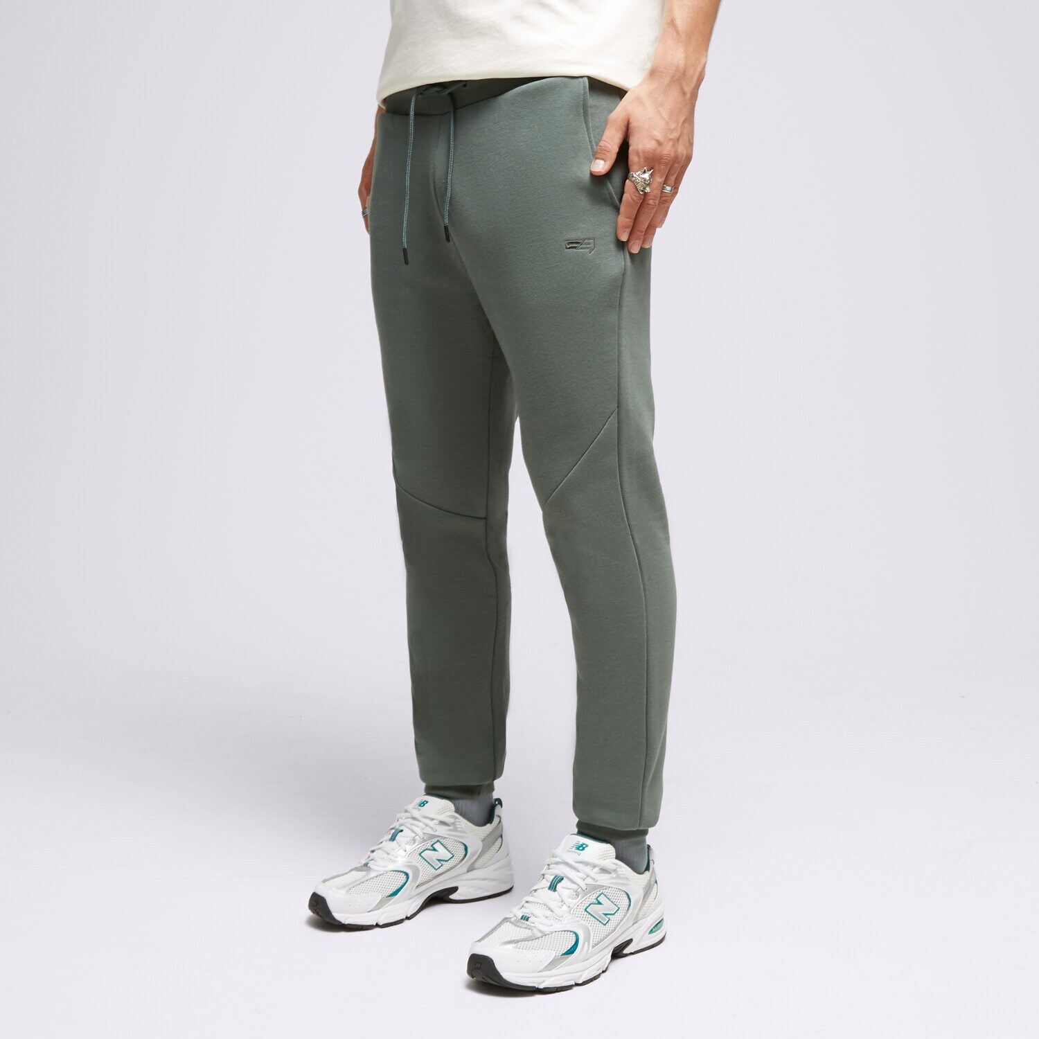Bărbați pantaloni CONFRONT PANTALONI  ESSENTIAL PANTS GREEN CF323SPM90002 Verde