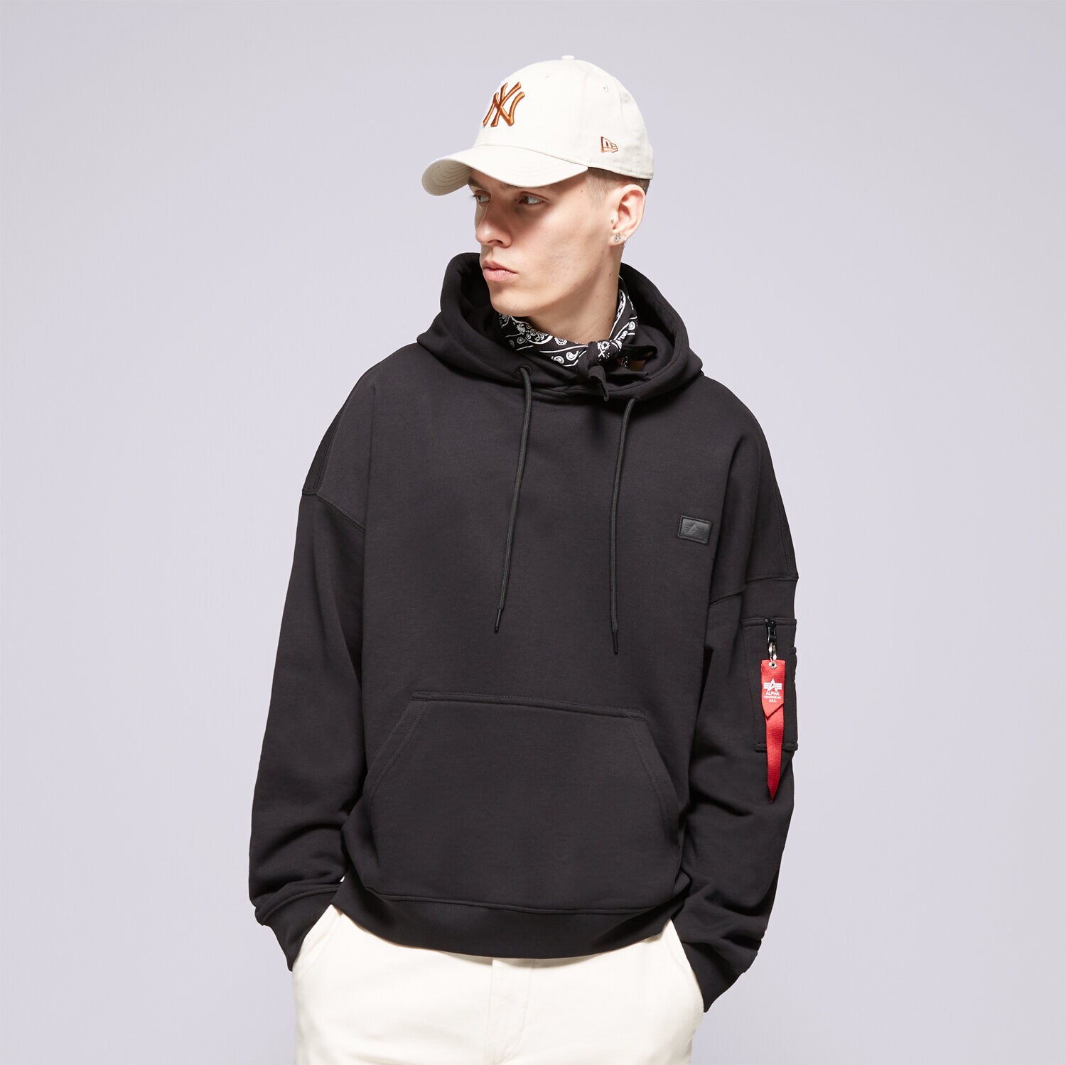Bărbați bluză ALPHA INDUSTRIES BLUZĂ CU GLUGĂ ALPHA ESSENTIALS RL HOODY 14633503 Negru