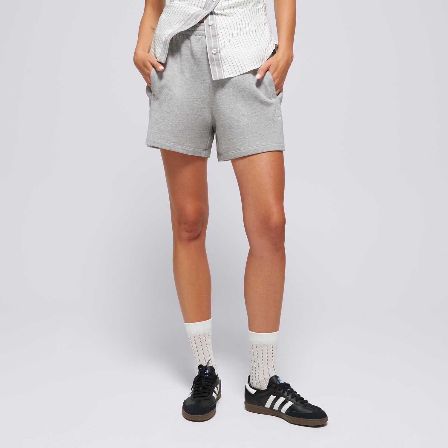 Femei pantaloni scurți ADIDAS PANTALONI SCURȚI ESS SHORTS IY7341 Gri