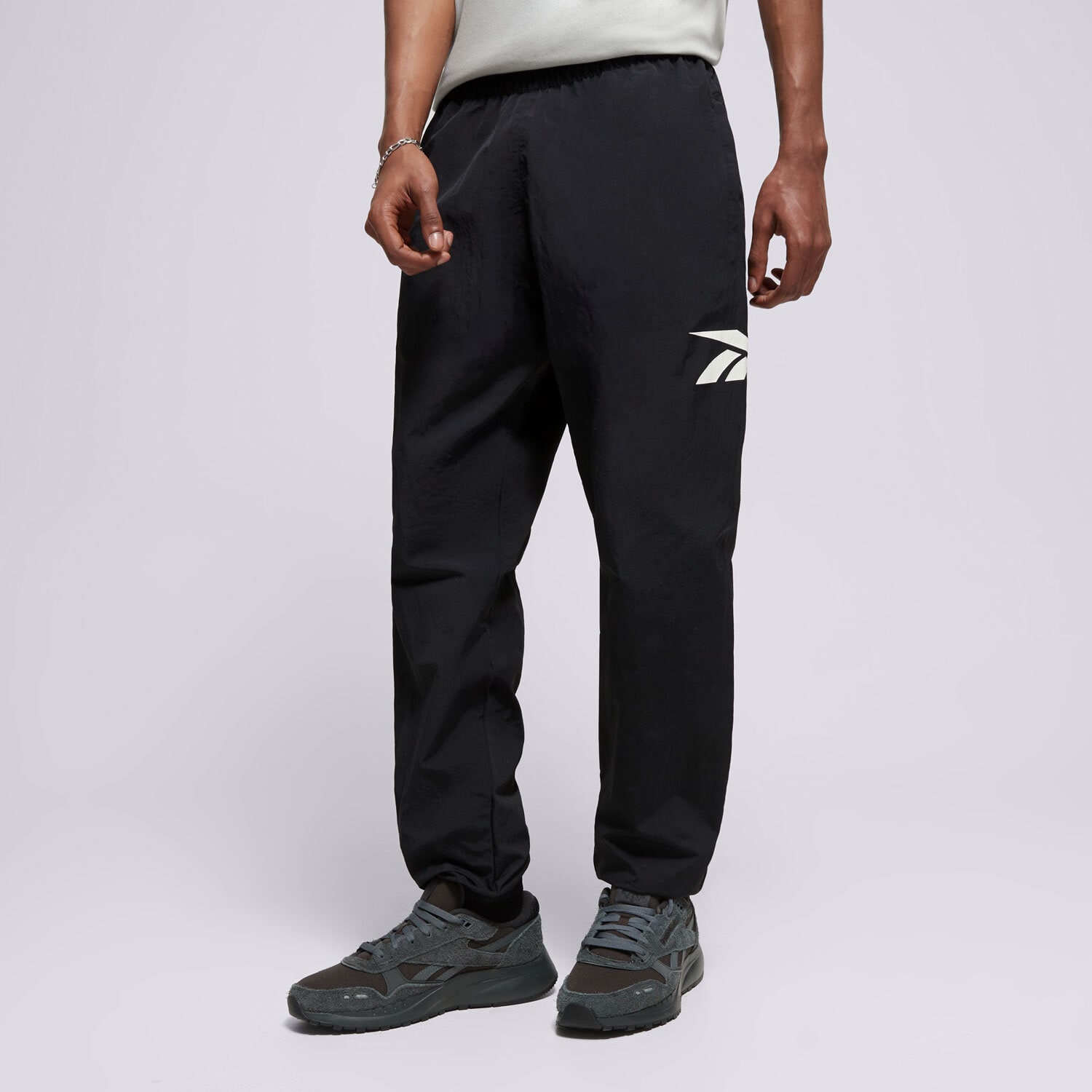 Bărbați pantaloni REEBOK PANTALONI  CL VECTOR TRACKPANT 100031183 Negru
