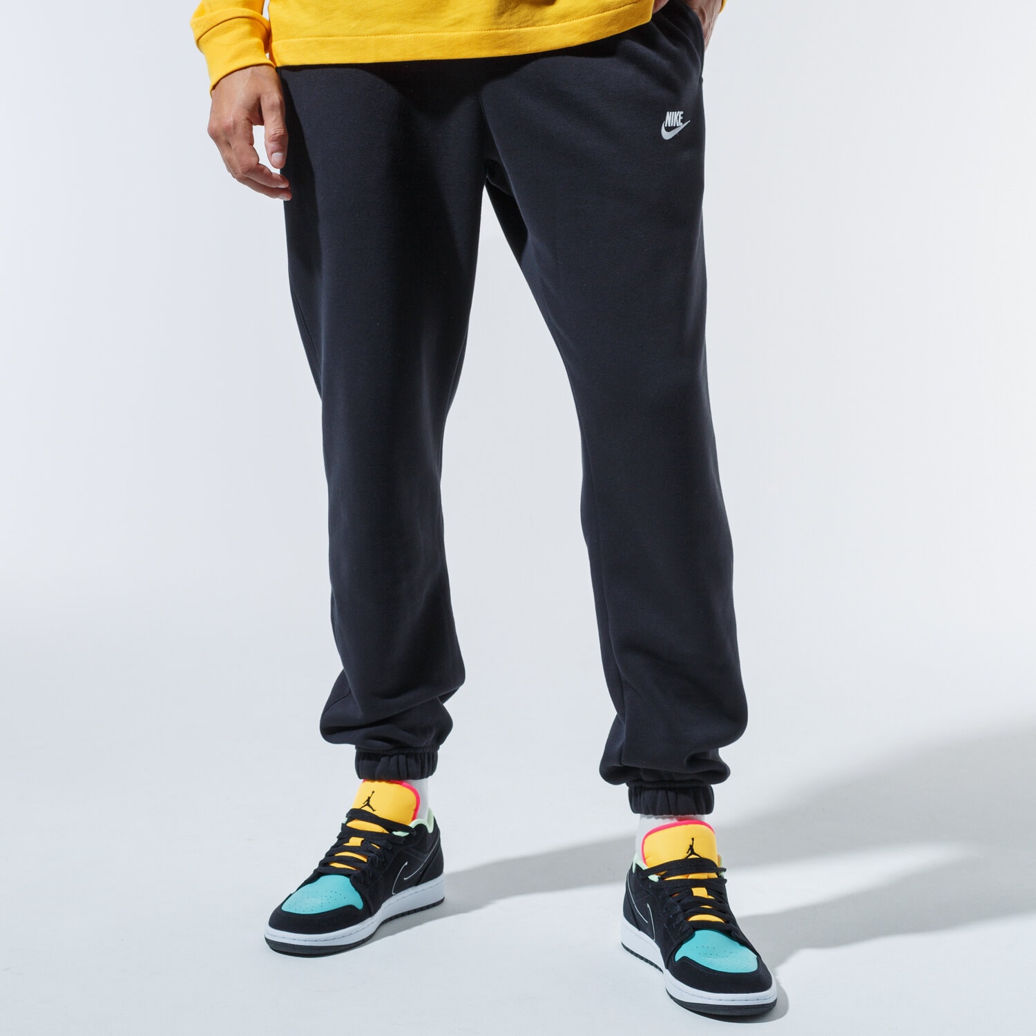 Bărbați pantaloni NIKE PANTALONI  SPORTSWEAR CLUB BV2737-010 Negru