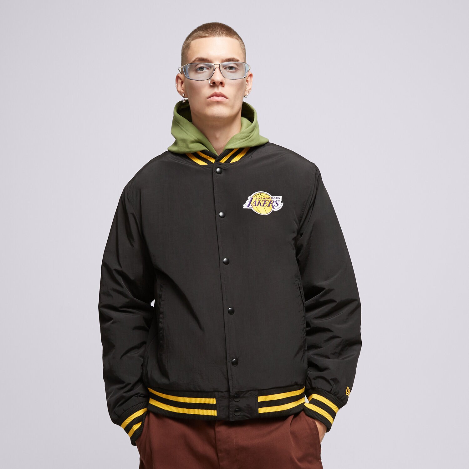 Bărbați eacă de iarnă NEW ERA JACHETĂ SCRIPT BOMBER LAKERS LOS ANGELES LAKERS 60332205 Negru