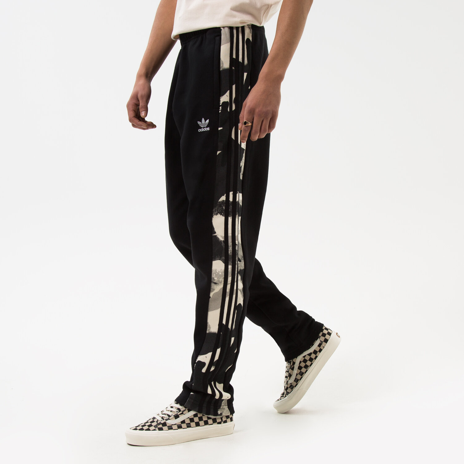 Bărbați pantaloni ADIDAS PANTALONI  CAMO SWTPNT HK2808 Negru