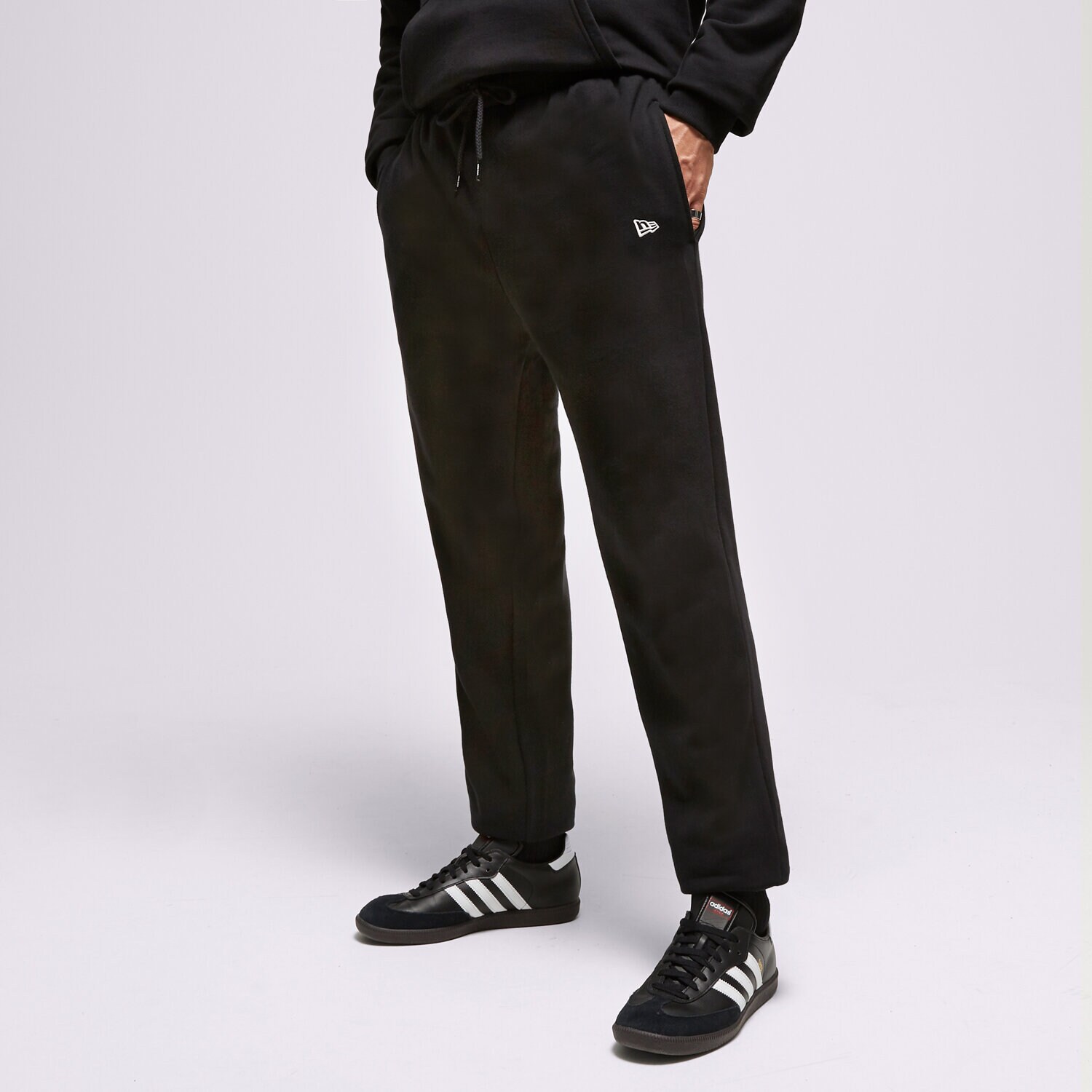 Bărbați pantaloni NEW ERA PANTALONI  NE ESSENTLS JOGGER NONE 60416741 Negru