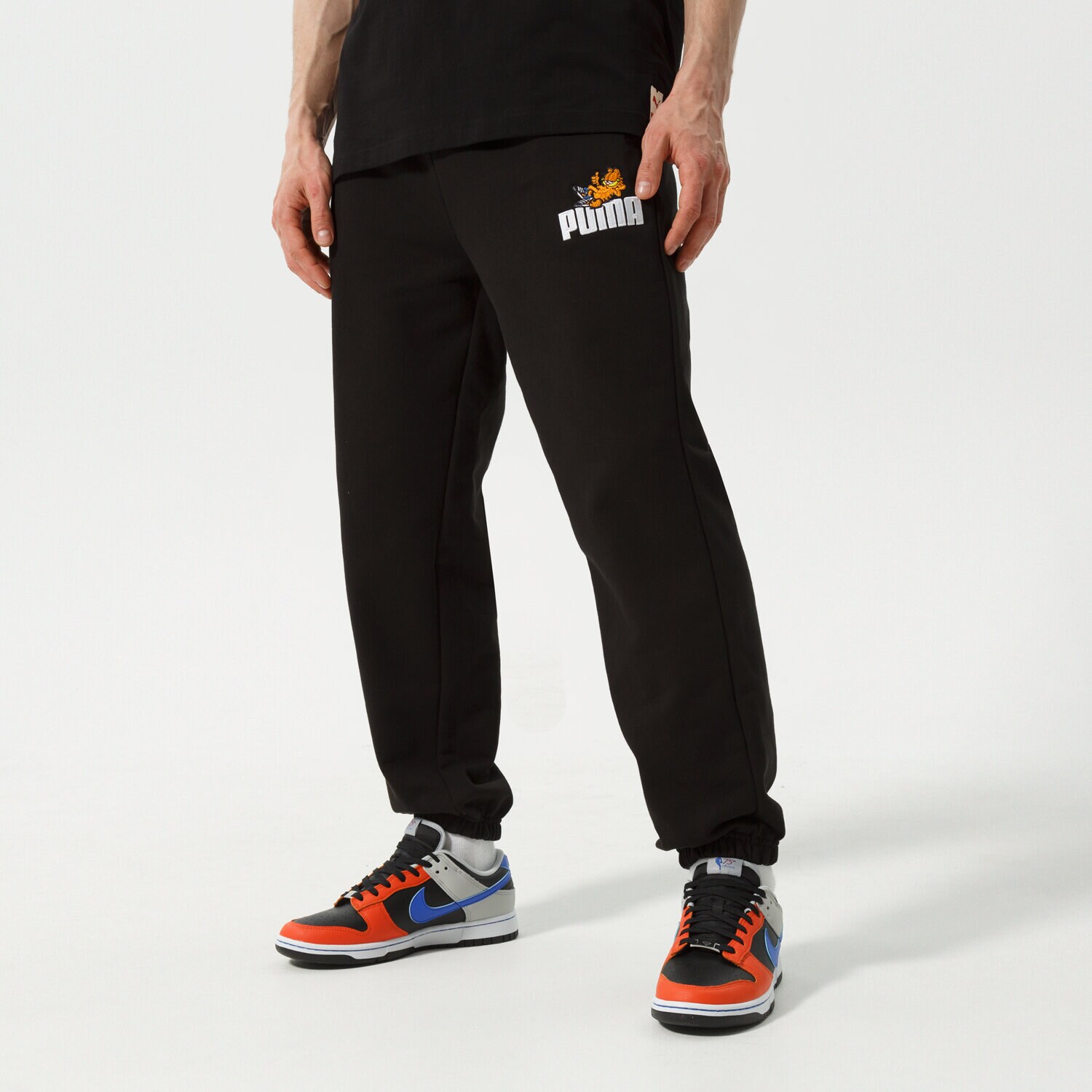 Bărbați pantaloni PUMA PANTALONI PUMA X GARFIELD SWEATPANTS 534436 01 Negru
