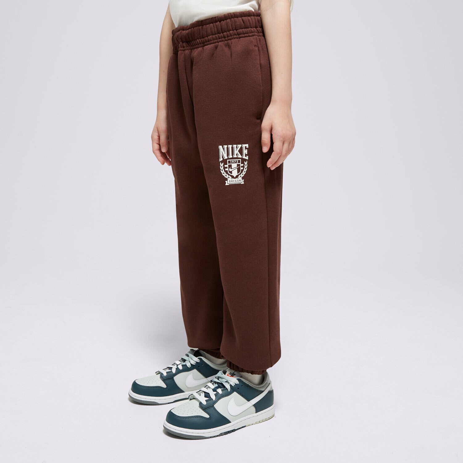 Pantaloni pentru copii NIKE PANTALONI  G NSW TREND FLC CF PANT GIRL FZ4720-227 Maro