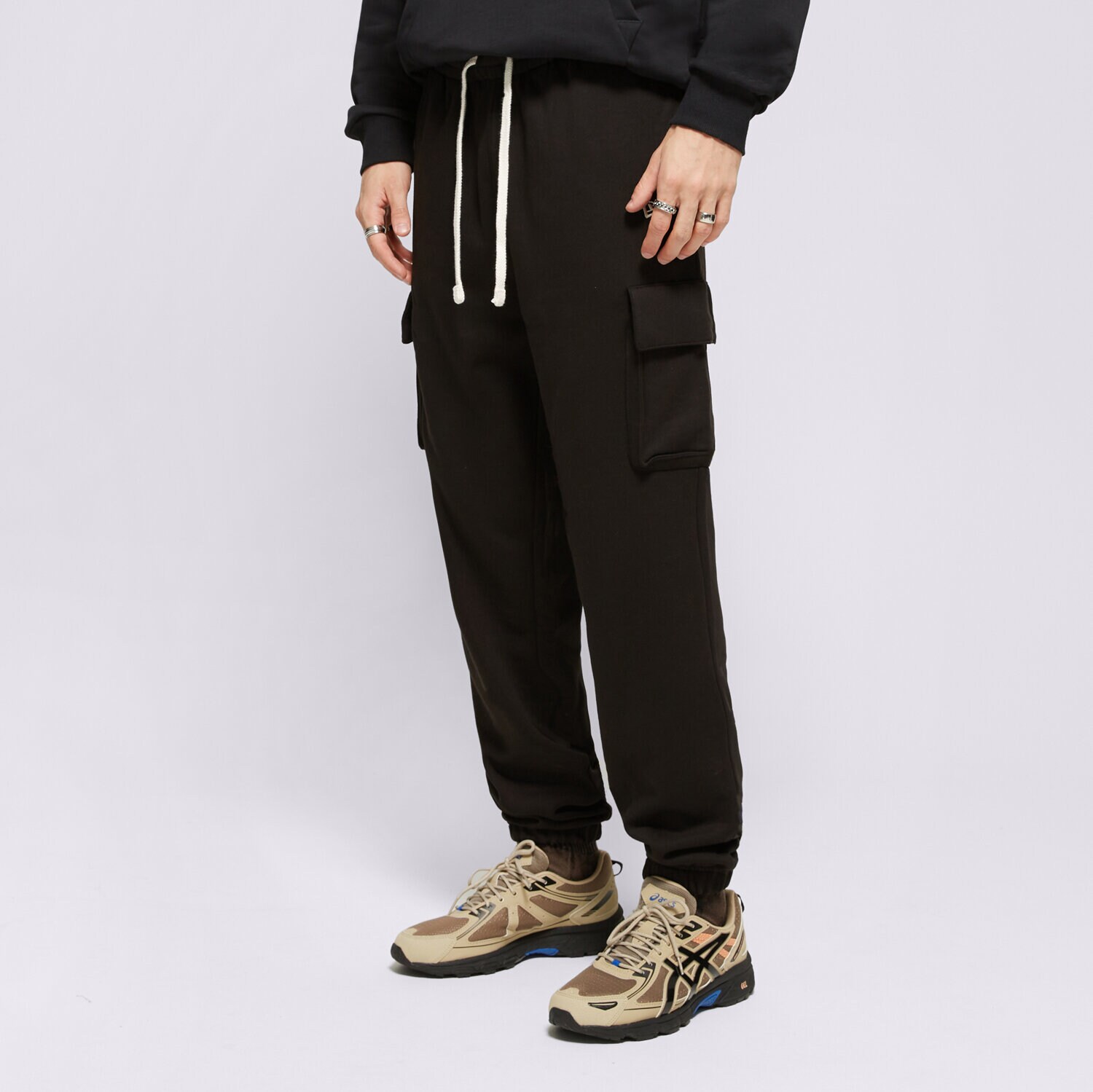 Bărbați pantaloni NEW ERA PANTALONI  NE CARGO JOGGER NONE 60424482 Negru