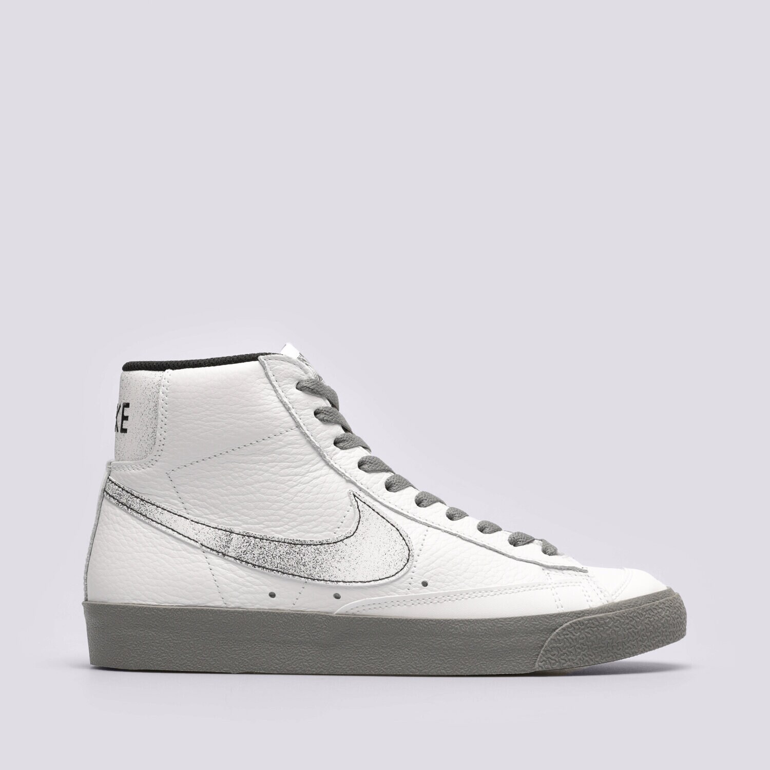 Barbați pantofi sport NIKE BLAZER MID '77 EMB DV7194-100 Alb