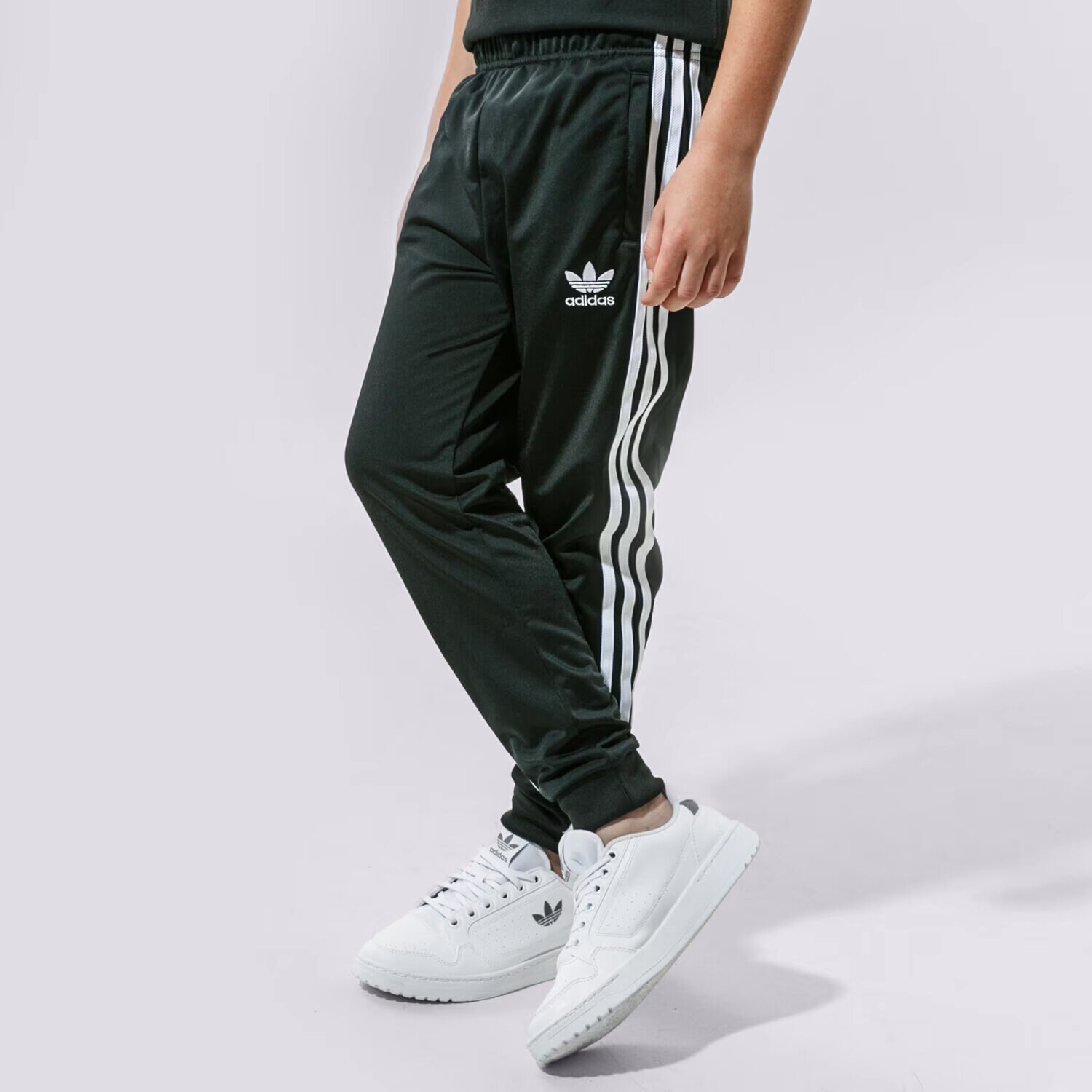 Pantaloni pentru copii ADIDAS PANTALONI  SST TRACK PANTS B GN8453 Negru