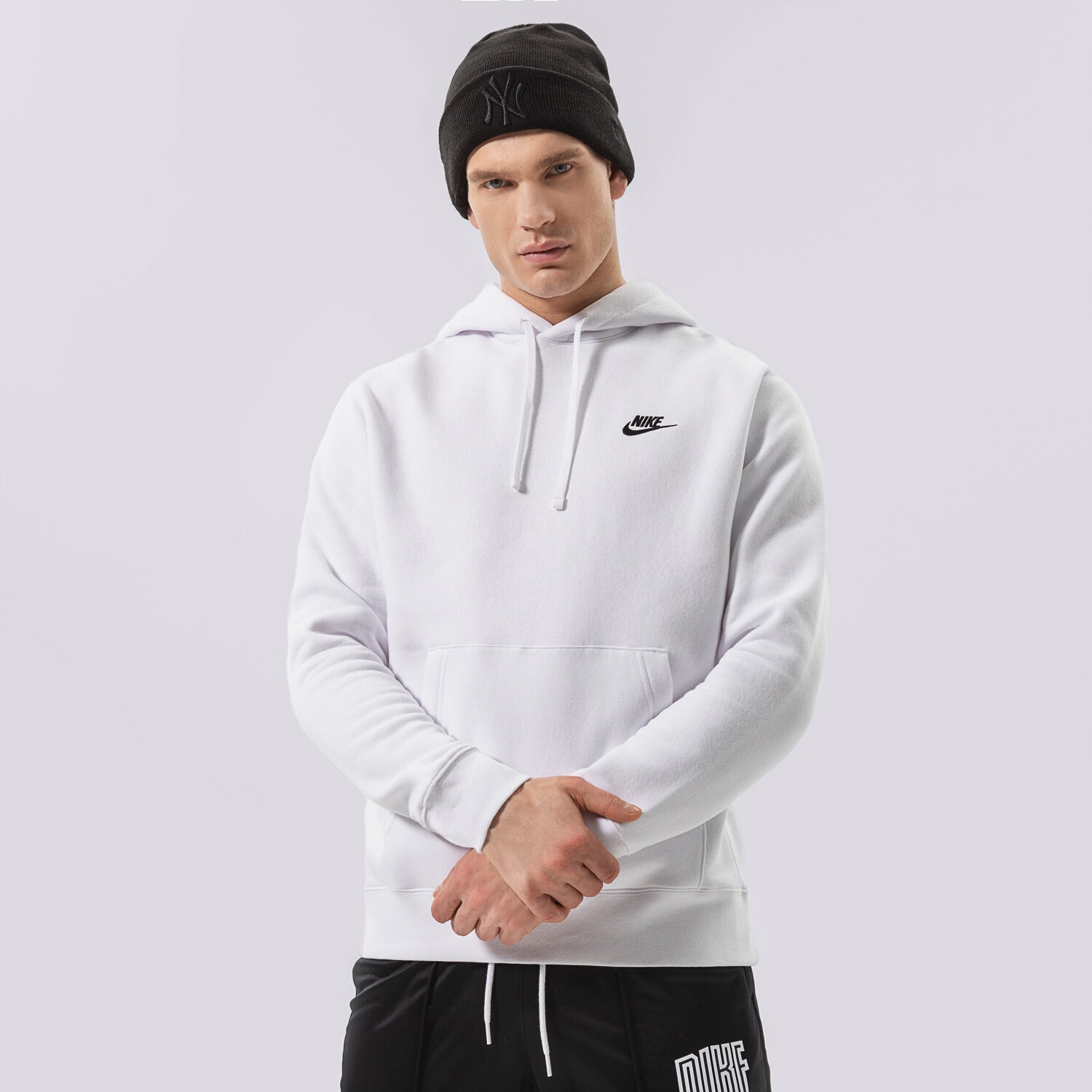 Bărbați bluză NIKE BLUZĂ CU GLUGĂ SPORTSWEAR CLUB FLEECE BV2654-100 Alb