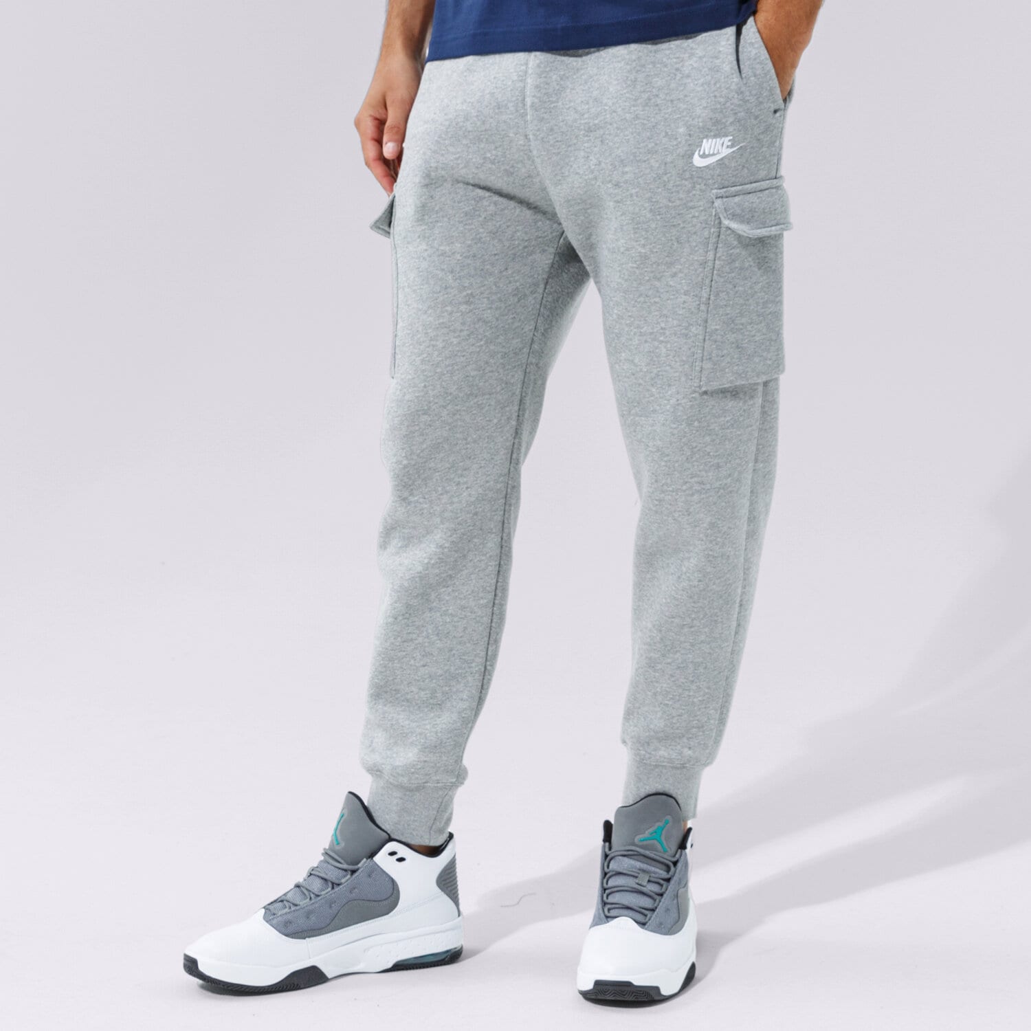 Bărbați pantaloni NIKE PANTALONI  SPORTSWEAR CLUB FLEECE CARGO CD3129-063 Gri