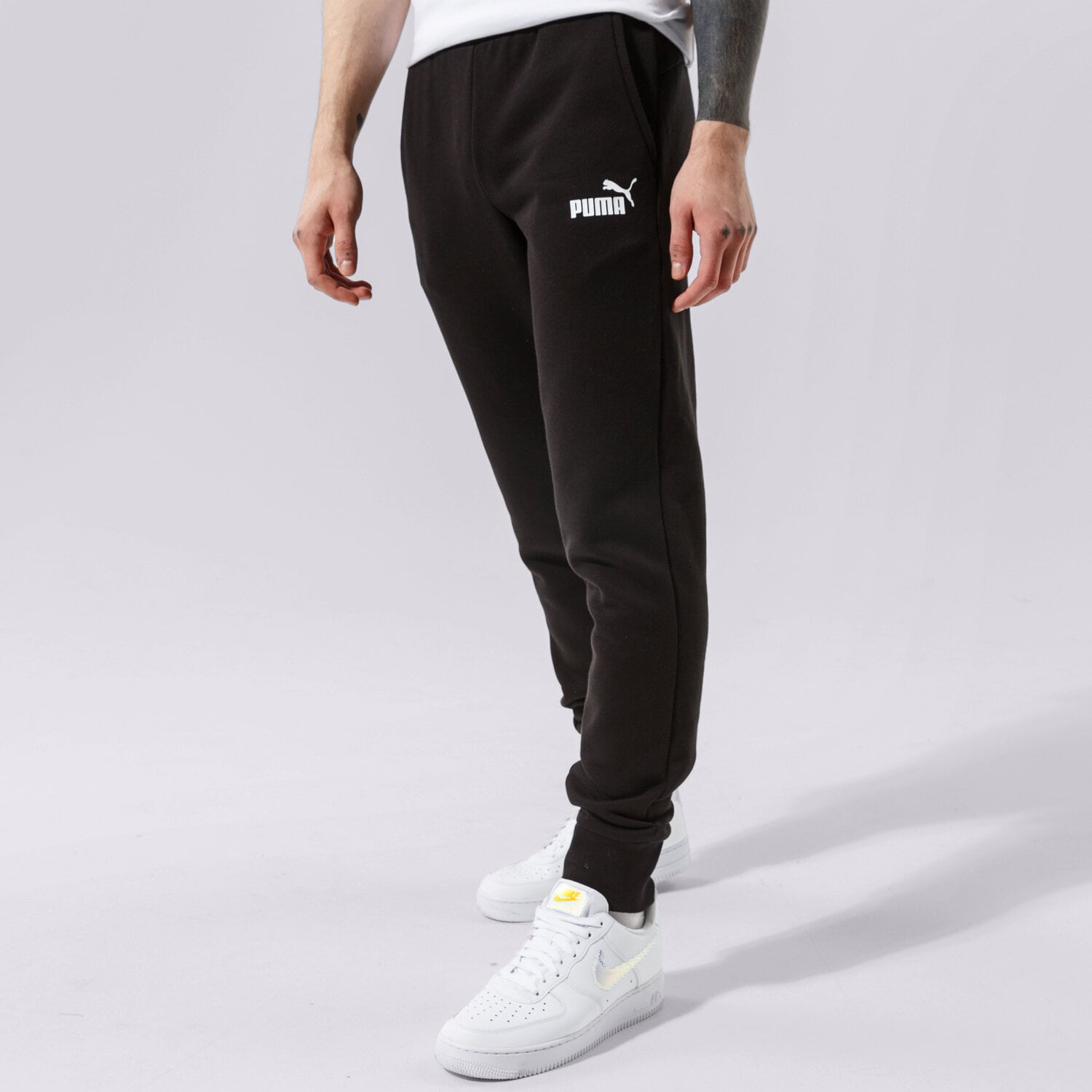 Bărbați pantaloni PUMA PANTALONI  ESS LOGO PANTS FL CL - PUMA BLACK 58671401 Negru