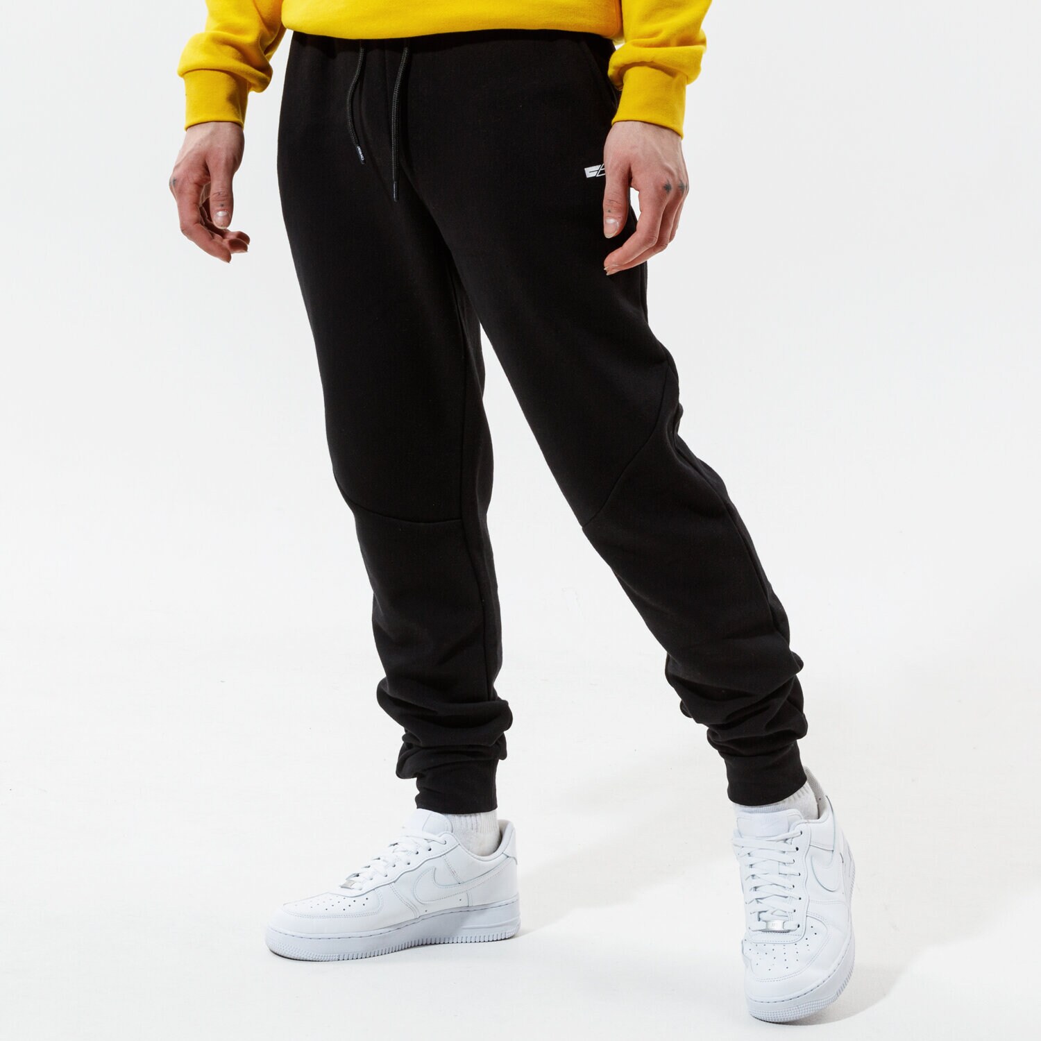 Bărbați pantaloni CONFRONT PANTALONI  ESSENTIAL PANTS BLACK  CF121SPM21001 Negru