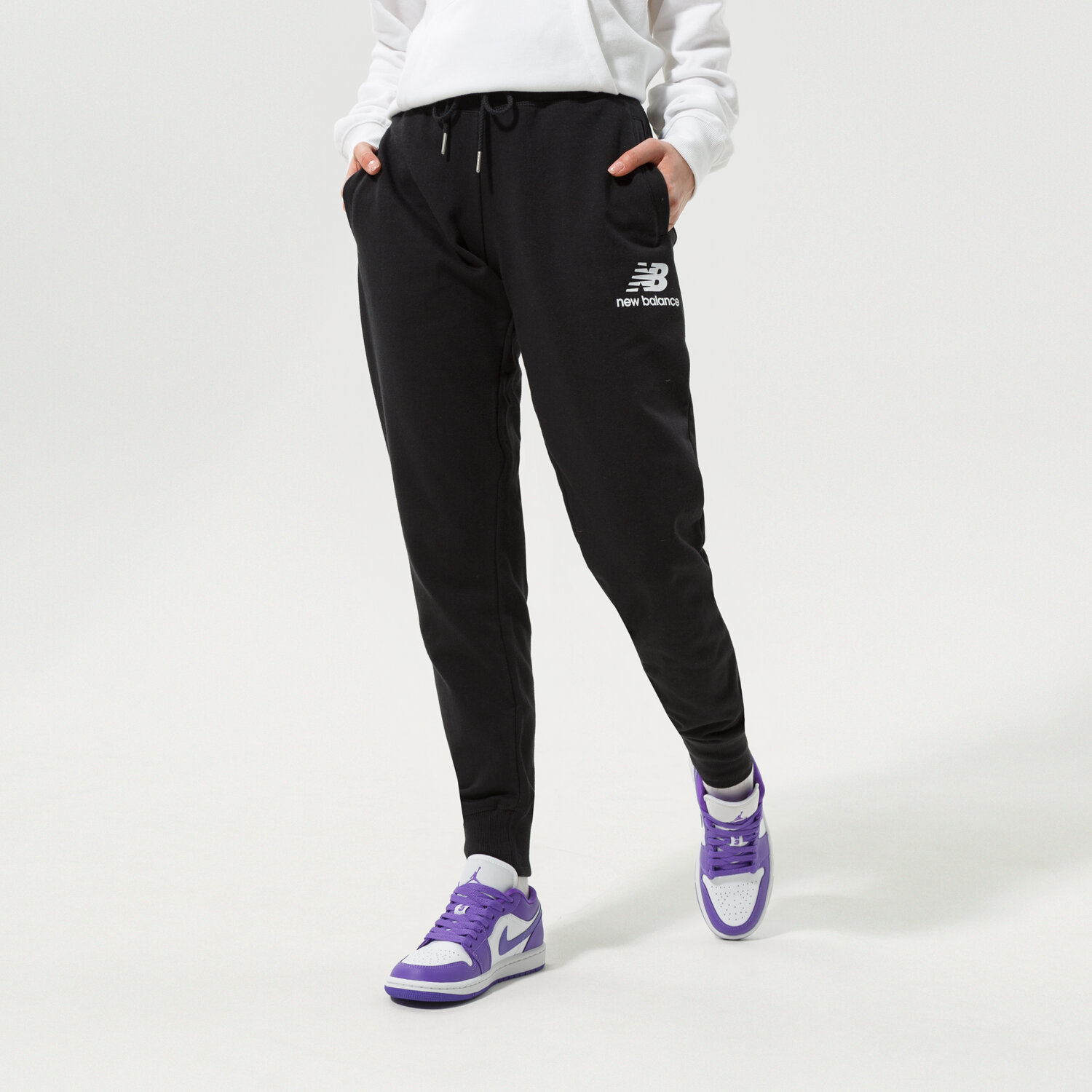 Femei pantaloni NEW BALANCE PANTALONI  NB ESSENTIALS FRENCH TERRY SWEATPANT WP03530BK Negru